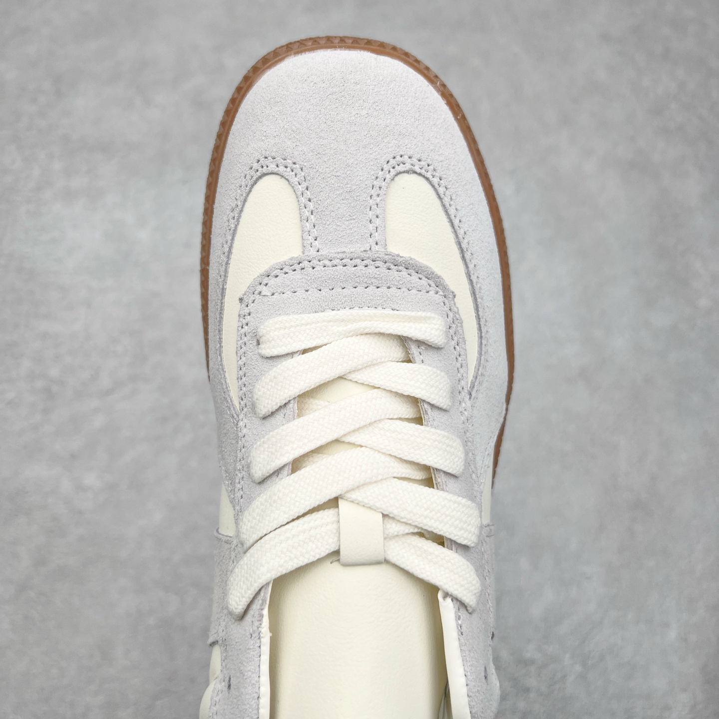 图片[4]-GG-CC赵露思同款德训鞋 广东大厂品质 明星同款 最流行的手工德训鞋 一年四季都能穿 打造摩登而又不受时尚趋势左右的经典款式 上脚体验一下完美的质感和偏秀气GGCC的鞋型保证能征服像你一样的小可爱 翻毛皮完美拼接 鞋底采用防滑橡胶大底 轻松驾驭正装休闲装 超级网红爆款 经典超值百搭 尺码：35 36 37 38 39 40 41 42 43 44-选品中心