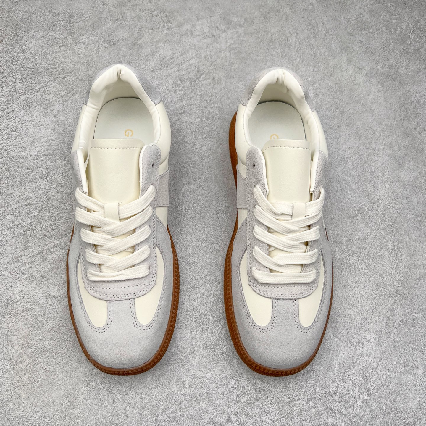 图片[2]-GG-CC赵露思同款德训鞋 广东大厂品质 明星同款 最流行的手工德训鞋 一年四季都能穿 打造摩登而又不受时尚趋势左右的经典款式 上脚体验一下完美的质感和偏秀气GGCC的鞋型保证能征服像你一样的小可爱 翻毛皮完美拼接 鞋底采用防滑橡胶大底 轻松驾驭正装休闲装 超级网红爆款 经典超值百搭 尺码：35 36 37 38 39 40 41 42 43 44-选品中心