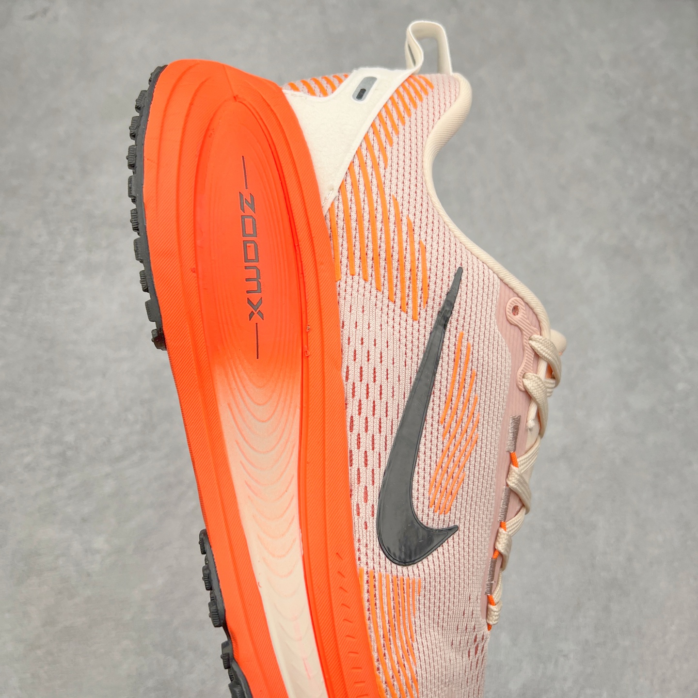 图片[6]-NK Air Zoom Vomero 18 轻便舒适公路跑步鞋 HM6804 质感柔软 弹力充沛 助力一路畅跑 乐享不停 厚实泡绵缔造舒适的回弹效果 铸就出色跑步表现 该鞋款轻盈透气 带你步入舒适新境界 疾速刺激感和非凡舒适脚感交织 定能让跑者在迈步间找到渴望已久的跑步乐趣 自如掌控跑步节奏、配速和里程 足底缓震配置赋予双足柔软舒适感受 助你一路畅跑 缓震设计 在双足触地时有助提供舒适脚感 搭载性能出众的 ZoomX 和 Cushlon 泡绵 营造柔软舒适脚感 助你稳稳迈步 基于跑者反馈 简化中底设计 带来出色舒适感 尺码：36 36.5 37.5 38 38.5 39 40 40.5 41 42 42.5 43 44 44.5 45-选品中心