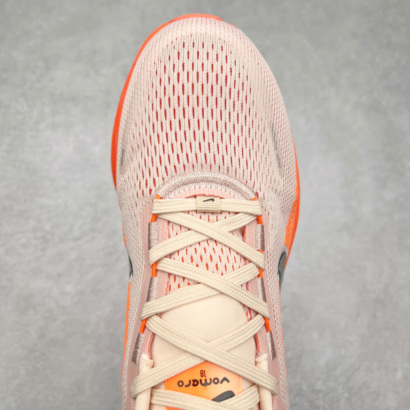 图片[4]-NK Air Zoom Vomero 18 轻便舒适公路跑步鞋 HM6804 质感柔软 弹力充沛 助力一路畅跑 乐享不停 厚实泡绵缔造舒适的回弹效果 铸就出色跑步表现 该鞋款轻盈透气 带你步入舒适新境界 疾速刺激感和非凡舒适脚感交织 定能让跑者在迈步间找到渴望已久的跑步乐趣 自如掌控跑步节奏、配速和里程 足底缓震配置赋予双足柔软舒适感受 助你一路畅跑 缓震设计 在双足触地时有助提供舒适脚感 搭载性能出众的 ZoomX 和 Cushlon 泡绵 营造柔软舒适脚感 助你稳稳迈步 基于跑者反馈 简化中底设计 带来出色舒适感 尺码：36 36.5 37.5 38 38.5 39 40 40.5 41 42 42.5 43 44 44.5 45-选品中心