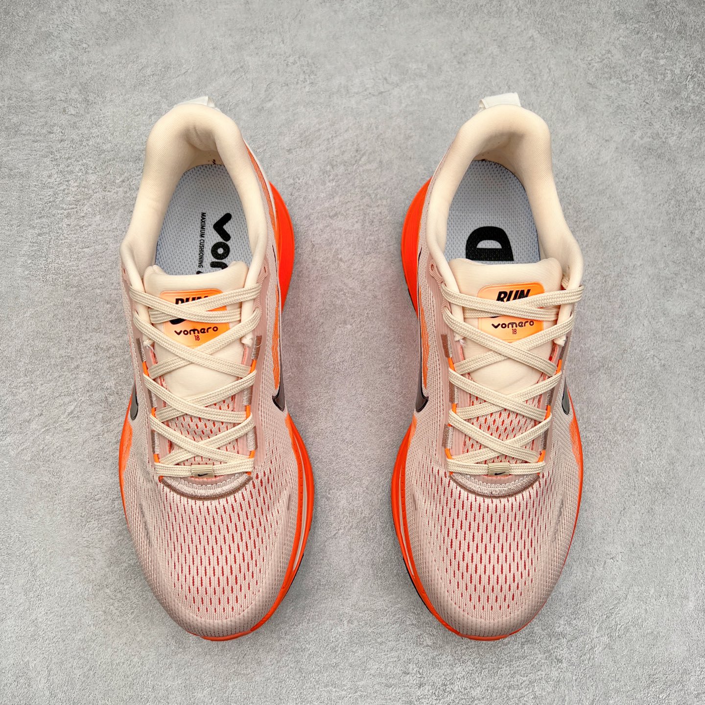 图片[2]-NK Air Zoom Vomero 18 轻便舒适公路跑步鞋 HM6804 质感柔软 弹力充沛 助力一路畅跑 乐享不停 厚实泡绵缔造舒适的回弹效果 铸就出色跑步表现 该鞋款轻盈透气 带你步入舒适新境界 疾速刺激感和非凡舒适脚感交织 定能让跑者在迈步间找到渴望已久的跑步乐趣 自如掌控跑步节奏、配速和里程 足底缓震配置赋予双足柔软舒适感受 助你一路畅跑 缓震设计 在双足触地时有助提供舒适脚感 搭载性能出众的 ZoomX 和 Cushlon 泡绵 营造柔软舒适脚感 助你稳稳迈步 基于跑者反馈 简化中底设计 带来出色舒适感 尺码：36 36.5 37.5 38 38.5 39 40 40.5 41 42 42.5 43 44 44.5 45-选品中心