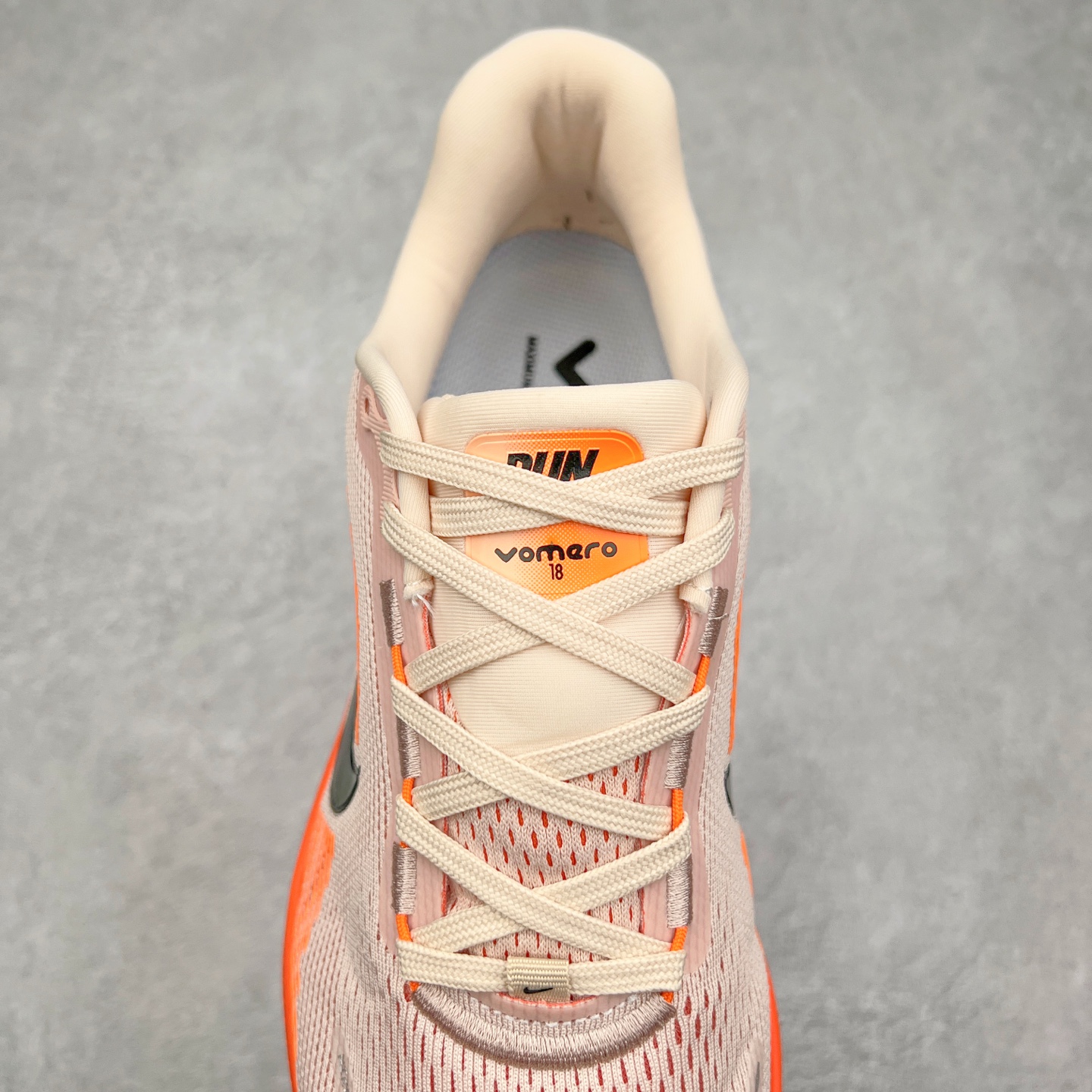 图片[5]-NK Air Zoom Vomero 18 轻便舒适公路跑步鞋 HM6804 质感柔软 弹力充沛 助力一路畅跑 乐享不停 厚实泡绵缔造舒适的回弹效果 铸就出色跑步表现 该鞋款轻盈透气 带你步入舒适新境界 疾速刺激感和非凡舒适脚感交织 定能让跑者在迈步间找到渴望已久的跑步乐趣 自如掌控跑步节奏、配速和里程 足底缓震配置赋予双足柔软舒适感受 助你一路畅跑 缓震设计 在双足触地时有助提供舒适脚感 搭载性能出众的 ZoomX 和 Cushlon 泡绵 营造柔软舒适脚感 助你稳稳迈步 基于跑者反馈 简化中底设计 带来出色舒适感 尺码：36 36.5 37.5 38 38.5 39 40 40.5 41 42 42.5 43 44 44.5 45-选品中心