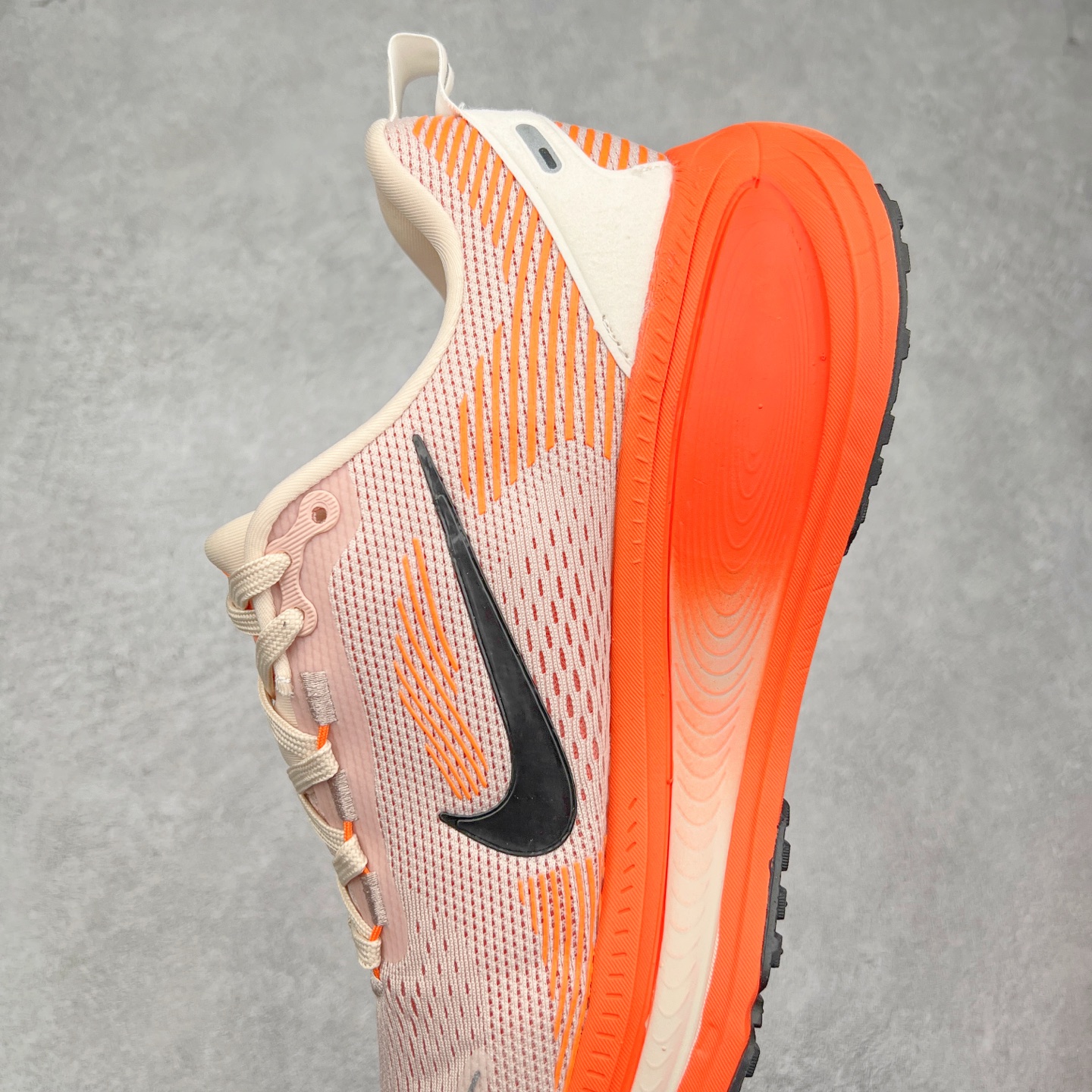 图片[7]-NK Air Zoom Vomero 18 轻便舒适公路跑步鞋 HM6804 质感柔软 弹力充沛 助力一路畅跑 乐享不停 厚实泡绵缔造舒适的回弹效果 铸就出色跑步表现 该鞋款轻盈透气 带你步入舒适新境界 疾速刺激感和非凡舒适脚感交织 定能让跑者在迈步间找到渴望已久的跑步乐趣 自如掌控跑步节奏、配速和里程 足底缓震配置赋予双足柔软舒适感受 助你一路畅跑 缓震设计 在双足触地时有助提供舒适脚感 搭载性能出众的 ZoomX 和 Cushlon 泡绵 营造柔软舒适脚感 助你稳稳迈步 基于跑者反馈 简化中底设计 带来出色舒适感 尺码：36 36.5 37.5 38 38.5 39 40 40.5 41 42 42.5 43 44 44.5 45-选品中心