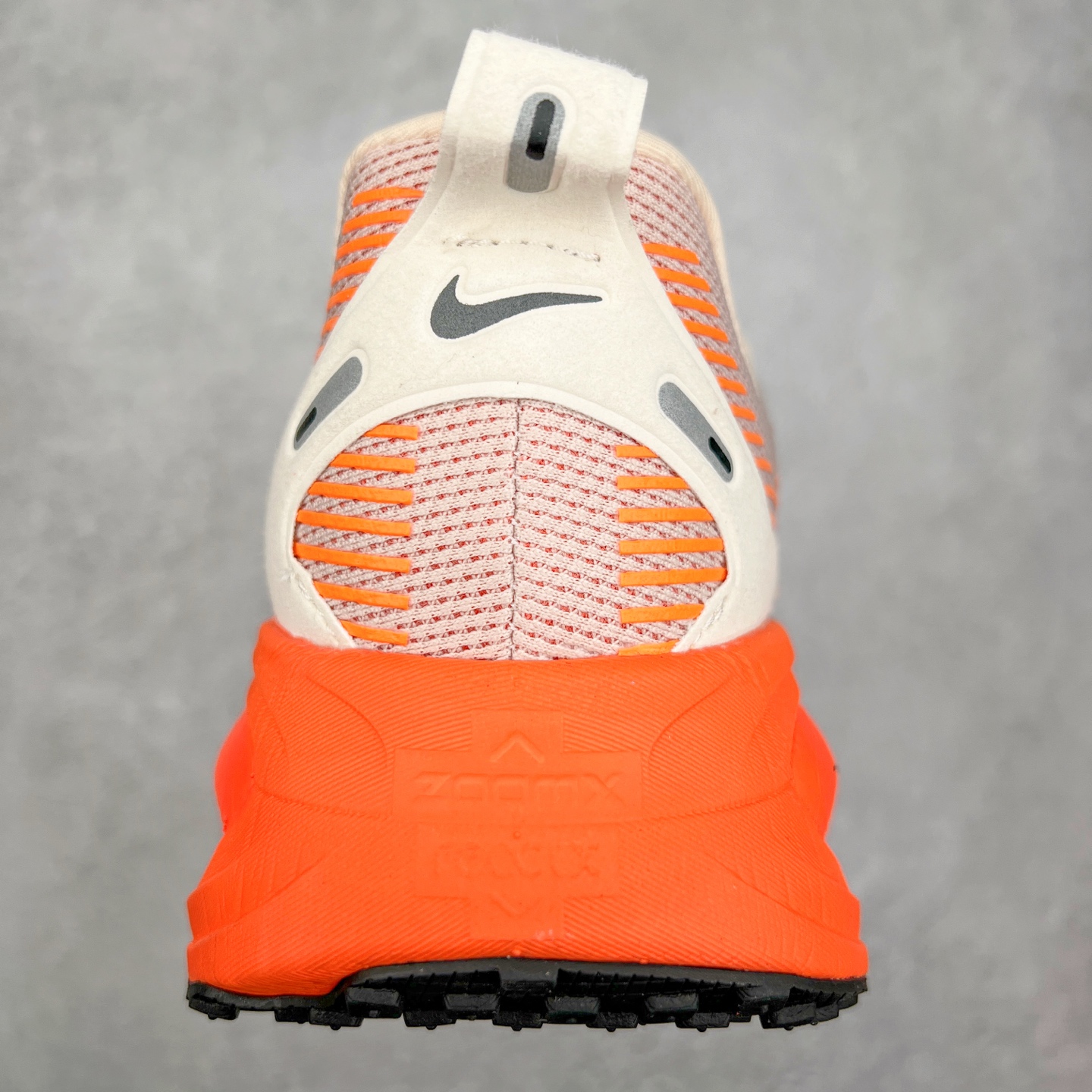 图片[8]-NK Air Zoom Vomero 18 轻便舒适公路跑步鞋 HM6804 质感柔软 弹力充沛 助力一路畅跑 乐享不停 厚实泡绵缔造舒适的回弹效果 铸就出色跑步表现 该鞋款轻盈透气 带你步入舒适新境界 疾速刺激感和非凡舒适脚感交织 定能让跑者在迈步间找到渴望已久的跑步乐趣 自如掌控跑步节奏、配速和里程 足底缓震配置赋予双足柔软舒适感受 助你一路畅跑 缓震设计 在双足触地时有助提供舒适脚感 搭载性能出众的 ZoomX 和 Cushlon 泡绵 营造柔软舒适脚感 助你稳稳迈步 基于跑者反馈 简化中底设计 带来出色舒适感 尺码：36 36.5 37.5 38 38.5 39 40 40.5 41 42 42.5 43 44 44.5 45-选品中心