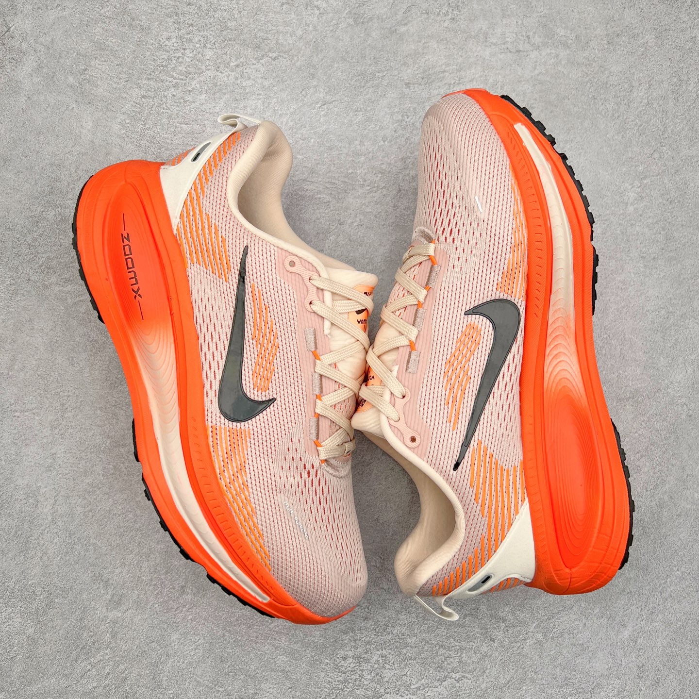 图片[3]-NK Air Zoom Vomero 18 轻便舒适公路跑步鞋 HM6804 质感柔软 弹力充沛 助力一路畅跑 乐享不停 厚实泡绵缔造舒适的回弹效果 铸就出色跑步表现 该鞋款轻盈透气 带你步入舒适新境界 疾速刺激感和非凡舒适脚感交织 定能让跑者在迈步间找到渴望已久的跑步乐趣 自如掌控跑步节奏、配速和里程 足底缓震配置赋予双足柔软舒适感受 助你一路畅跑 缓震设计 在双足触地时有助提供舒适脚感 搭载性能出众的 ZoomX 和 Cushlon 泡绵 营造柔软舒适脚感 助你稳稳迈步 基于跑者反馈 简化中底设计 带来出色舒适感 尺码：36 36.5 37.5 38 38.5 39 40 40.5 41 42 42.5 43 44 44.5 45-选品中心