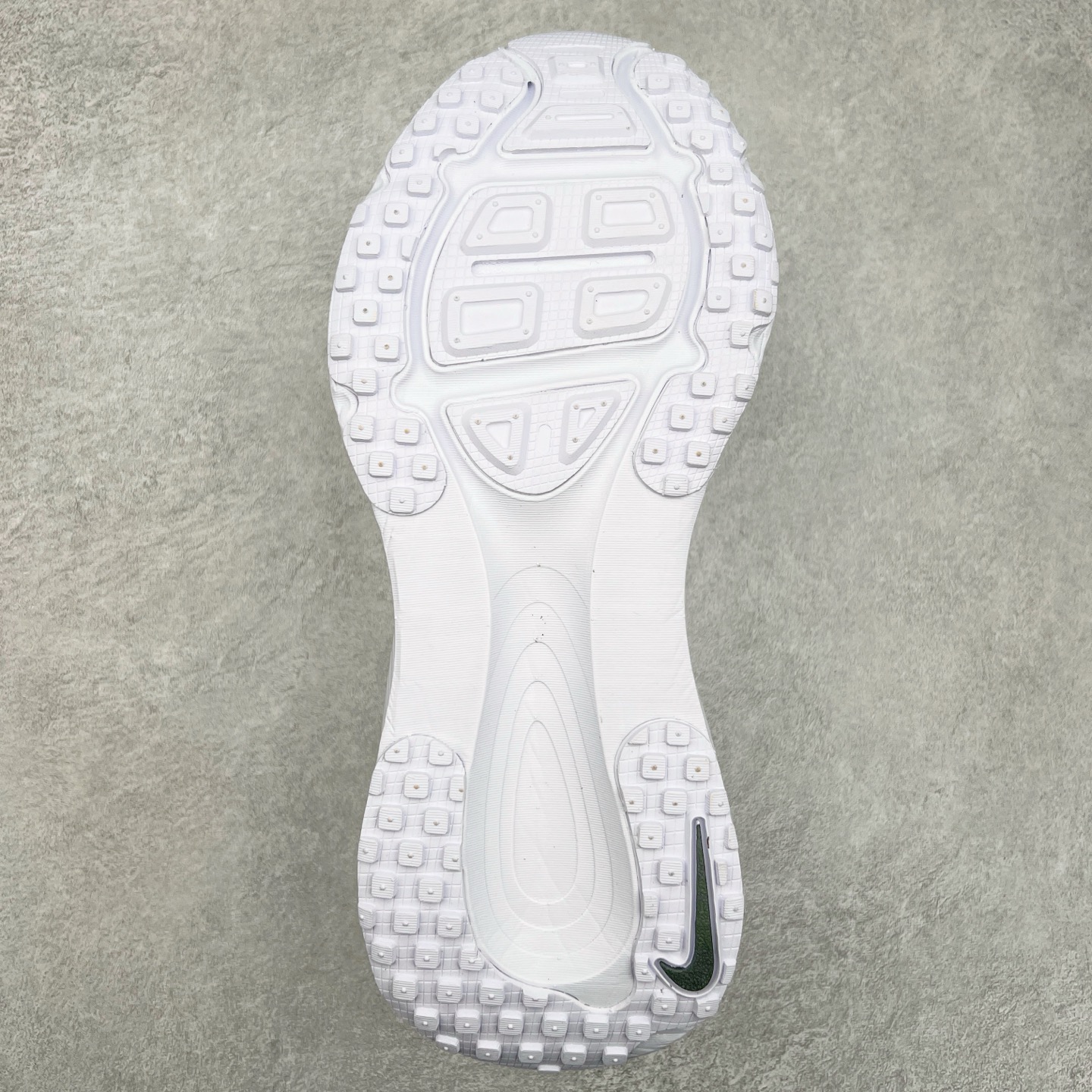 图片[9]-NK Air Zoom Vomero 18 轻便舒适公路跑步鞋 HM6804 质感柔软 弹力充沛 助力一路畅跑 乐享不停 厚实泡绵缔造舒适的回弹效果 铸就出色跑步表现 该鞋款轻盈透气 带你步入舒适新境界 疾速刺激感和非凡舒适脚感交织 定能让跑者在迈步间找到渴望已久的跑步乐趣 自如掌控跑步节奏、配速和里程 足底缓震配置赋予双足柔软舒适感受 助你一路畅跑 缓震设计 在双足触地时有助提供舒适脚感 搭载性能出众的 ZoomX 和 Cushlon 泡绵 营造柔软舒适脚感 助你稳稳迈步 基于跑者反馈 简化中底设计 带来出色舒适感 尺码：36 36.5 37.5 38 38.5 39 40 40.5 41 42 42.5 43 44 44.5 45-选品中心