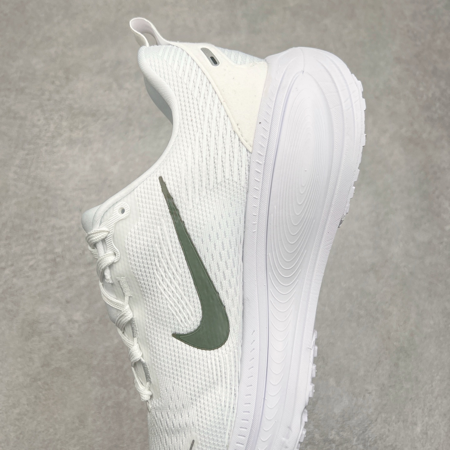 图片[7]-NK Air Zoom Vomero 18 轻便舒适公路跑步鞋 HM6804 质感柔软 弹力充沛 助力一路畅跑 乐享不停 厚实泡绵缔造舒适的回弹效果 铸就出色跑步表现 该鞋款轻盈透气 带你步入舒适新境界 疾速刺激感和非凡舒适脚感交织 定能让跑者在迈步间找到渴望已久的跑步乐趣 自如掌控跑步节奏、配速和里程 足底缓震配置赋予双足柔软舒适感受 助你一路畅跑 缓震设计 在双足触地时有助提供舒适脚感 搭载性能出众的 ZoomX 和 Cushlon 泡绵 营造柔软舒适脚感 助你稳稳迈步 基于跑者反馈 简化中底设计 带来出色舒适感 尺码：36 36.5 37.5 38 38.5 39 40 40.5 41 42 42.5 43 44 44.5 45-选品中心