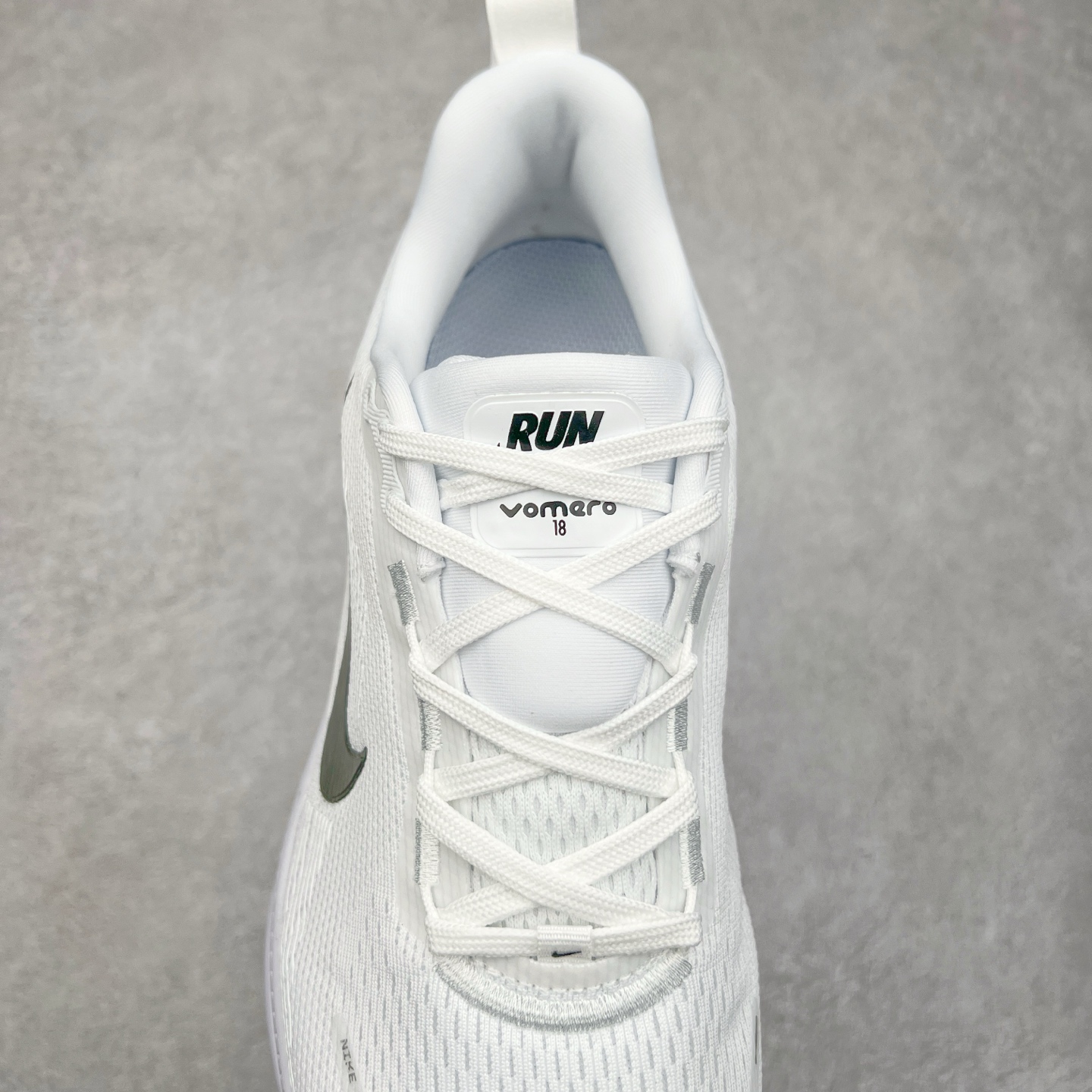 图片[5]-NK Air Zoom Vomero 18 轻便舒适公路跑步鞋 HM6804 质感柔软 弹力充沛 助力一路畅跑 乐享不停 厚实泡绵缔造舒适的回弹效果 铸就出色跑步表现 该鞋款轻盈透气 带你步入舒适新境界 疾速刺激感和非凡舒适脚感交织 定能让跑者在迈步间找到渴望已久的跑步乐趣 自如掌控跑步节奏、配速和里程 足底缓震配置赋予双足柔软舒适感受 助你一路畅跑 缓震设计 在双足触地时有助提供舒适脚感 搭载性能出众的 ZoomX 和 Cushlon 泡绵 营造柔软舒适脚感 助你稳稳迈步 基于跑者反馈 简化中底设计 带来出色舒适感 尺码：36 36.5 37.5 38 38.5 39 40 40.5 41 42 42.5 43 44 44.5 45-选品中心