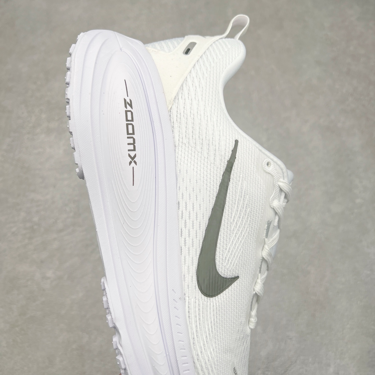 图片[6]-NK Air Zoom Vomero 18 轻便舒适公路跑步鞋 HM6804 质感柔软 弹力充沛 助力一路畅跑 乐享不停 厚实泡绵缔造舒适的回弹效果 铸就出色跑步表现 该鞋款轻盈透气 带你步入舒适新境界 疾速刺激感和非凡舒适脚感交织 定能让跑者在迈步间找到渴望已久的跑步乐趣 自如掌控跑步节奏、配速和里程 足底缓震配置赋予双足柔软舒适感受 助你一路畅跑 缓震设计 在双足触地时有助提供舒适脚感 搭载性能出众的 ZoomX 和 Cushlon 泡绵 营造柔软舒适脚感 助你稳稳迈步 基于跑者反馈 简化中底设计 带来出色舒适感 尺码：36 36.5 37.5 38 38.5 39 40 40.5 41 42 42.5 43 44 44.5 45-选品中心