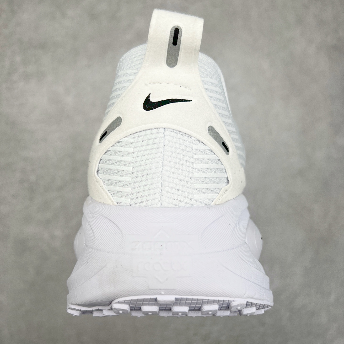 图片[8]-NK Air Zoom Vomero 18 轻便舒适公路跑步鞋 HM6804 质感柔软 弹力充沛 助力一路畅跑 乐享不停 厚实泡绵缔造舒适的回弹效果 铸就出色跑步表现 该鞋款轻盈透气 带你步入舒适新境界 疾速刺激感和非凡舒适脚感交织 定能让跑者在迈步间找到渴望已久的跑步乐趣 自如掌控跑步节奏、配速和里程 足底缓震配置赋予双足柔软舒适感受 助你一路畅跑 缓震设计 在双足触地时有助提供舒适脚感 搭载性能出众的 ZoomX 和 Cushlon 泡绵 营造柔软舒适脚感 助你稳稳迈步 基于跑者反馈 简化中底设计 带来出色舒适感 尺码：36 36.5 37.5 38 38.5 39 40 40.5 41 42 42.5 43 44 44.5 45-选品中心