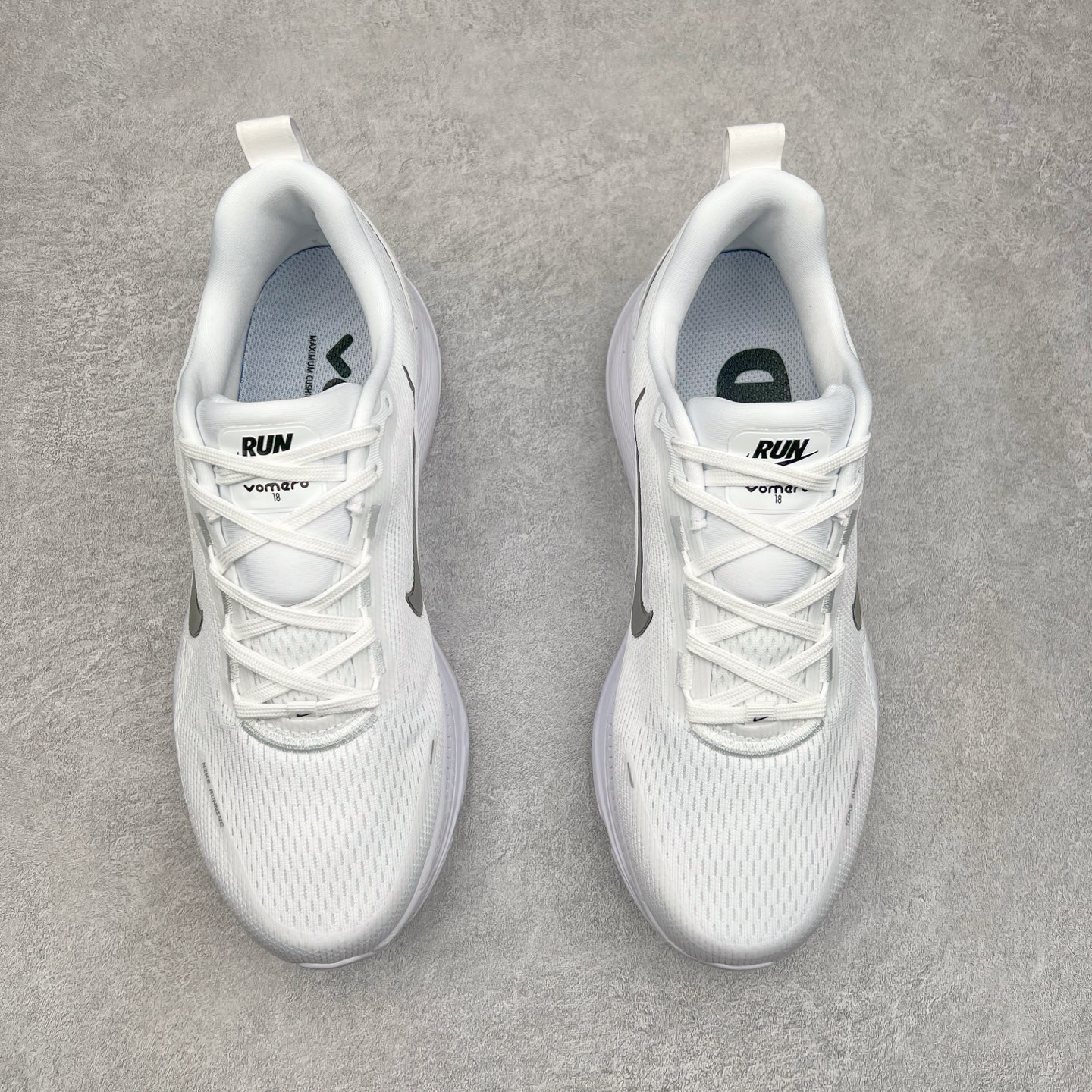 图片[2]-NK Air Zoom Vomero 18 轻便舒适公路跑步鞋 HM6804 质感柔软 弹力充沛 助力一路畅跑 乐享不停 厚实泡绵缔造舒适的回弹效果 铸就出色跑步表现 该鞋款轻盈透气 带你步入舒适新境界 疾速刺激感和非凡舒适脚感交织 定能让跑者在迈步间找到渴望已久的跑步乐趣 自如掌控跑步节奏、配速和里程 足底缓震配置赋予双足柔软舒适感受 助你一路畅跑 缓震设计 在双足触地时有助提供舒适脚感 搭载性能出众的 ZoomX 和 Cushlon 泡绵 营造柔软舒适脚感 助你稳稳迈步 基于跑者反馈 简化中底设计 带来出色舒适感 尺码：36 36.5 37.5 38 38.5 39 40 40.5 41 42 42.5 43 44 44.5 45-选品中心