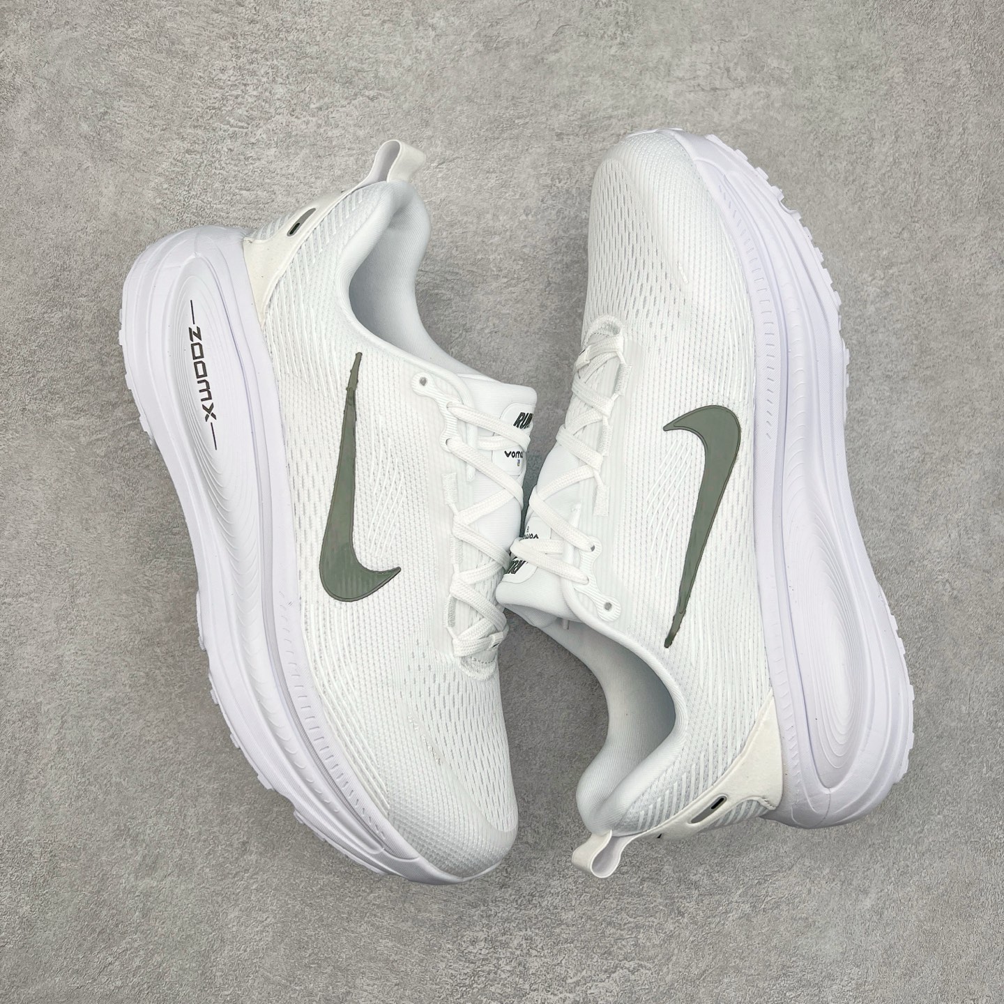 图片[3]-NK Air Zoom Vomero 18 轻便舒适公路跑步鞋 HM6804 质感柔软 弹力充沛 助力一路畅跑 乐享不停 厚实泡绵缔造舒适的回弹效果 铸就出色跑步表现 该鞋款轻盈透气 带你步入舒适新境界 疾速刺激感和非凡舒适脚感交织 定能让跑者在迈步间找到渴望已久的跑步乐趣 自如掌控跑步节奏、配速和里程 足底缓震配置赋予双足柔软舒适感受 助你一路畅跑 缓震设计 在双足触地时有助提供舒适脚感 搭载性能出众的 ZoomX 和 Cushlon 泡绵 营造柔软舒适脚感 助你稳稳迈步 基于跑者反馈 简化中底设计 带来出色舒适感 尺码：36 36.5 37.5 38 38.5 39 40 40.5 41 42 42.5 43 44 44.5 45-选品中心