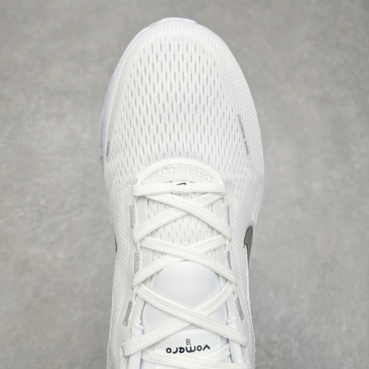 图片[4]-NK Air Zoom Vomero 18 轻便舒适公路跑步鞋 HM6804 质感柔软 弹力充沛 助力一路畅跑 乐享不停 厚实泡绵缔造舒适的回弹效果 铸就出色跑步表现 该鞋款轻盈透气 带你步入舒适新境界 疾速刺激感和非凡舒适脚感交织 定能让跑者在迈步间找到渴望已久的跑步乐趣 自如掌控跑步节奏、配速和里程 足底缓震配置赋予双足柔软舒适感受 助你一路畅跑 缓震设计 在双足触地时有助提供舒适脚感 搭载性能出众的 ZoomX 和 Cushlon 泡绵 营造柔软舒适脚感 助你稳稳迈步 基于跑者反馈 简化中底设计 带来出色舒适感 尺码：36 36.5 37.5 38 38.5 39 40 40.5 41 42 42.5 43 44 44.5 45-选品中心