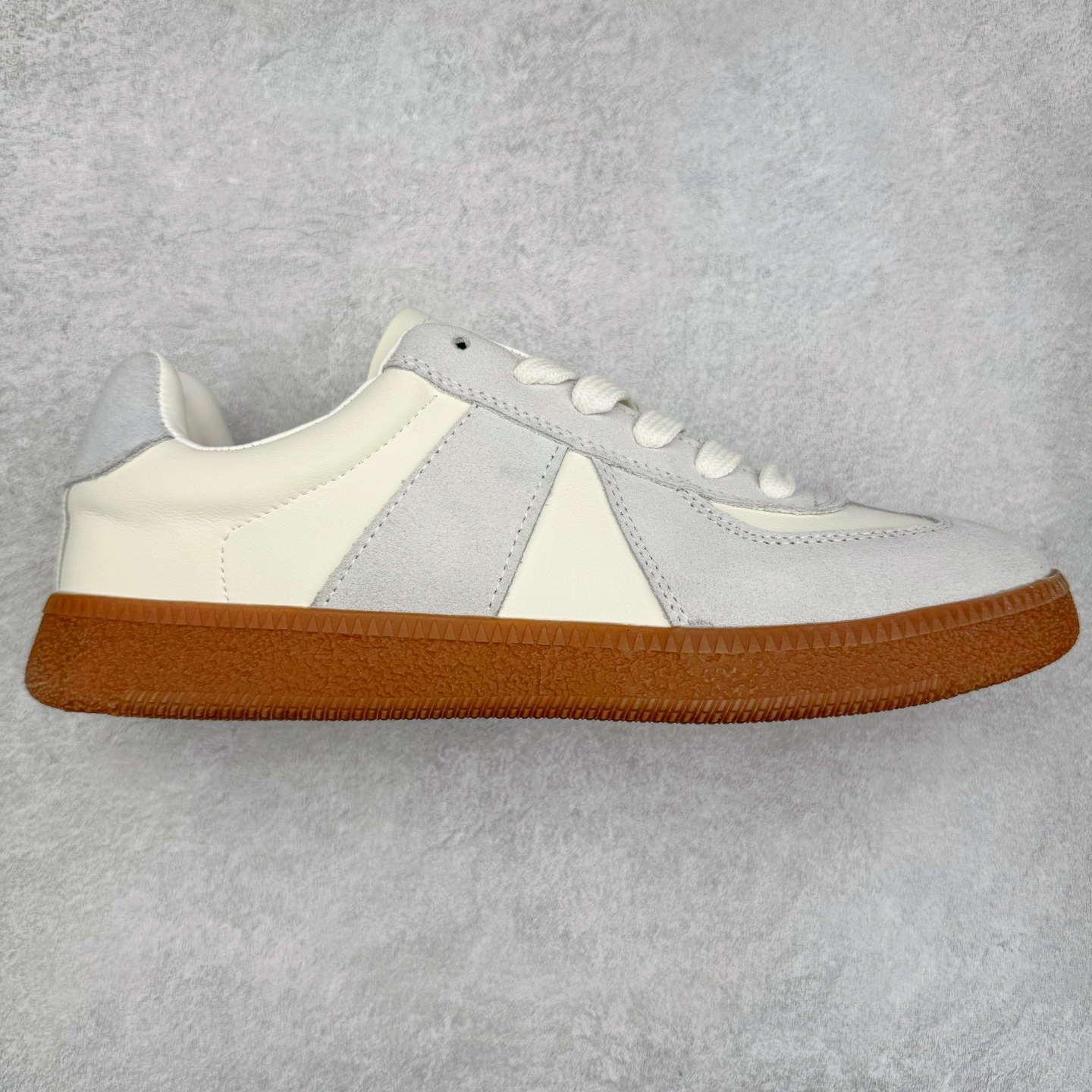 GG-CC赵露思同款德训鞋 广东大厂品质 明星同款 最流行的手工德训鞋 一年四季都能穿 打造摩登而又不受时尚趋势左右的经典款式 上脚体验一下完美的质感和偏秀气GGCC的鞋型保证能征服像你一样的小可爱 翻毛皮完美拼接 鞋底采用防滑橡胶大底 轻松驾驭正装休闲装 超级网红爆款 经典超值百搭 尺码:35 36 37 38 39 40 41 42 43 44-选品中心