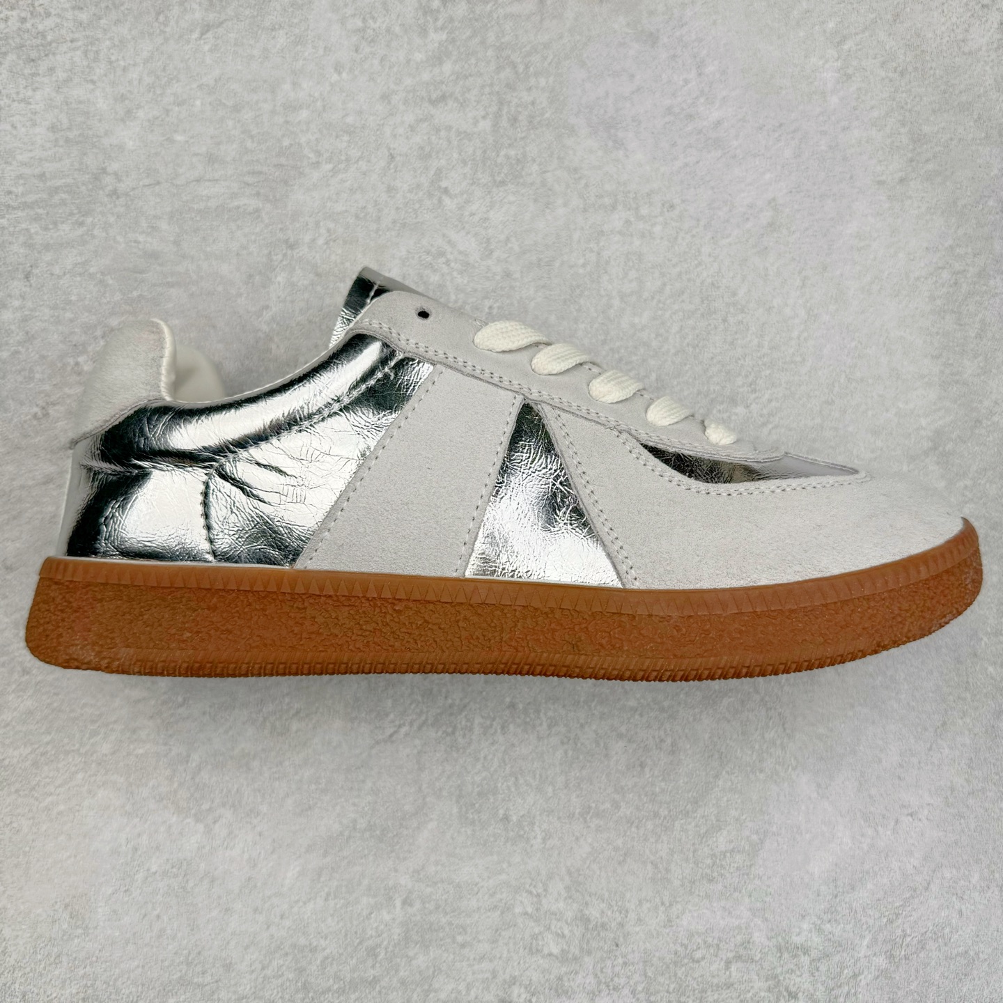 GG-CC赵露思同款德训鞋 广东大厂品质 明星同款 最流行的手工德训鞋 一年四季都能穿 打造摩登而又不受时尚趋势左右的经典款式 上脚体验一下完美的质感和偏秀气GGCC的鞋型保证能征服像你一样的小可爱 翻毛皮完美拼接 鞋底采用防滑橡胶大底 轻松驾驭正装休闲装 超级网红爆款 经典超值百搭 尺码:35 36 37 38 39 40 41 42 43 44-选品中心