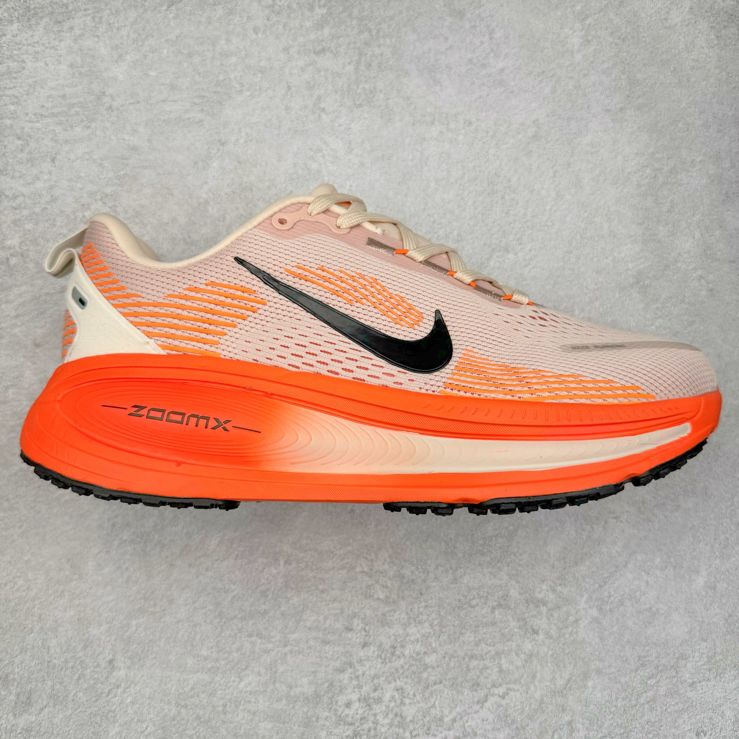 NK Air Zoom Vomero 18 轻便舒适公路跑步鞋 HM6804 质感柔软 弹力充沛 助力一路畅跑 乐享不停 厚实泡绵缔造舒适的回弹效果 铸就出色跑步表现 该鞋款轻盈透气 带你步入舒适新境界 疾速刺激感和非凡舒适脚感交织 定能让跑者在迈步间找到渴望已久的跑步乐趣 自如掌控跑步节奏、配速和里程 足底缓震配置赋予双足柔软舒适感受 助你一路畅跑 缓震设计 在双足触地时有助提供舒适脚感 搭载性能出众的 ZoomX 和 Cushlon 泡绵 营造柔软舒适脚感 助你稳稳迈步 基于跑者反馈 简化中底设计 带来出色舒适感 尺码：36 36.5 37.5 38 38.5 39 40 40.5 41 42 42.5 43 44 44.5 45-选品中心