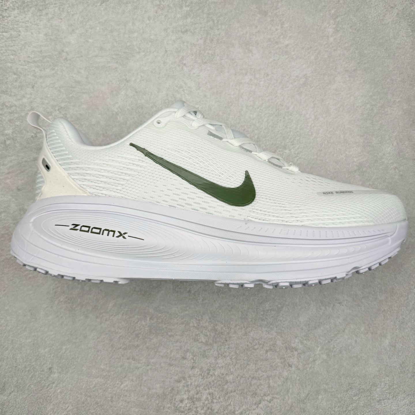 NK Air Zoom Vomero 18 轻便舒适公路跑步鞋 HM6804 质感柔软 弹力充沛 助力一路畅跑 乐享不停 厚实泡绵缔造舒适的回弹效果 铸就出色跑步表现 该鞋款轻盈透气 带你步入舒适新境界 疾速刺激感和非凡舒适脚感交织 定能让跑者在迈步间找到渴望已久的跑步乐趣 自如掌控跑步节奏、配速和里程 足底缓震配置赋予双足柔软舒适感受 助你一路畅跑 缓震设计 在双足触地时有助提供舒适脚感 搭载性能出众的 ZoomX 和 Cushlon 泡绵 营造柔软舒适脚感 助你稳稳迈步 基于跑者反馈 简化中底设计 带来出色舒适感 尺码：36 36.5 37.5 38 38.5 39 40 40.5 41 42 42.5 43 44 44.5 45-选品中心