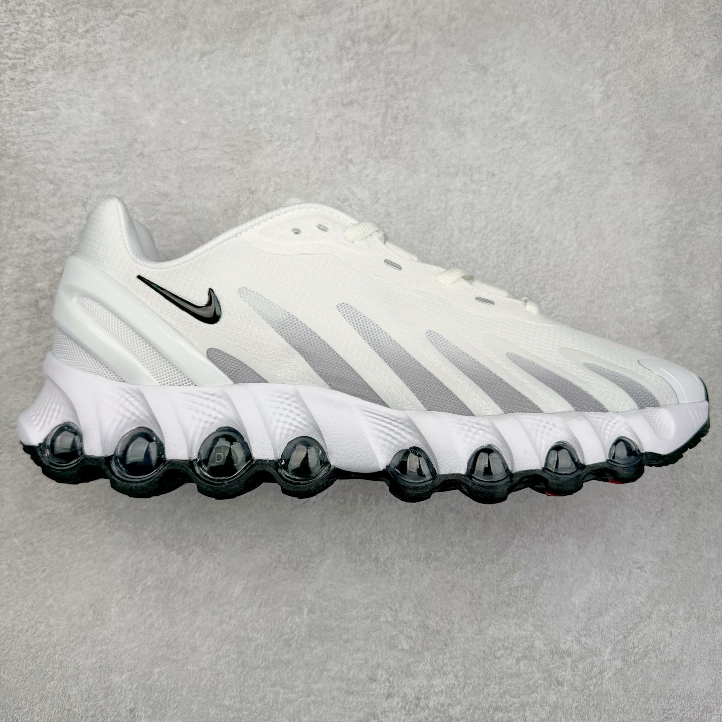 图片[15]-NK Air Max DN8 全掌科技气垫缓震运动跑鞋 DN8的核心亮点在于其八腔气垫结构 根据不同部位设定的气压值专为行走设计 提供卓越的舒适感 鞋面的设计让人联想到上世纪90年代末至2000年代初的多款Air Max 中底上系列圆形孔洞引发了热议 不少人将其与竞争品牌的缓震技术进行比较 例如K-SWISS 2010年代初推出的Tubes技 及以多孔鞋底闻名的品牌 尺码：36 36.5 37.5 38 38.5 39 40 40.5 41 42 42.5 43 44 44.5 45-选品中心