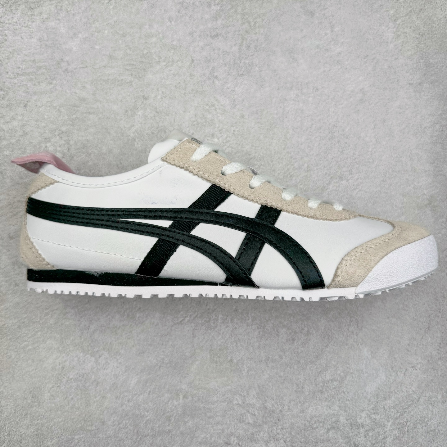 Asics Onitsuka Tiger MEXICO 66 亚瑟士鬼冢虎复古经典板鞋 市场王者选手 海外订单工厂出品 长期生产补货永不断码 超成熟稳定的做工品控 原装全套纸板楦头开发 原汁原味 完美呈现版型 私模正确鞋底咬花纹路 一比一鞋头弧度高度鞋身弧度 绝不口嗨 细节品控鞋型随意秒杀市面 原档咬花纹路私模大底 一个单元有六个三角形 总体形拼接呈现花瓣状 官方四联吊牌 原装Ortholite轻量化鞋垫 原盒原配 质保卡 说明书 钢印防尘纸 纸板中底带钢印 乳胶组合鞋垫 支持全方位的对比专柜 产品从款式颜色造型上体现出追求舒适和细节的完美 鞋类更是推崇手工制作的严谨与完美 融舒适性与可穿性的设计风格 注重细节的完美和别致魅力 既保持稳重 又不失轻松的时尚感 尺码：36 37 37.5 38 39 39.5 40 40.5 41.5 42 42.5 43.5 44 45-选品中心