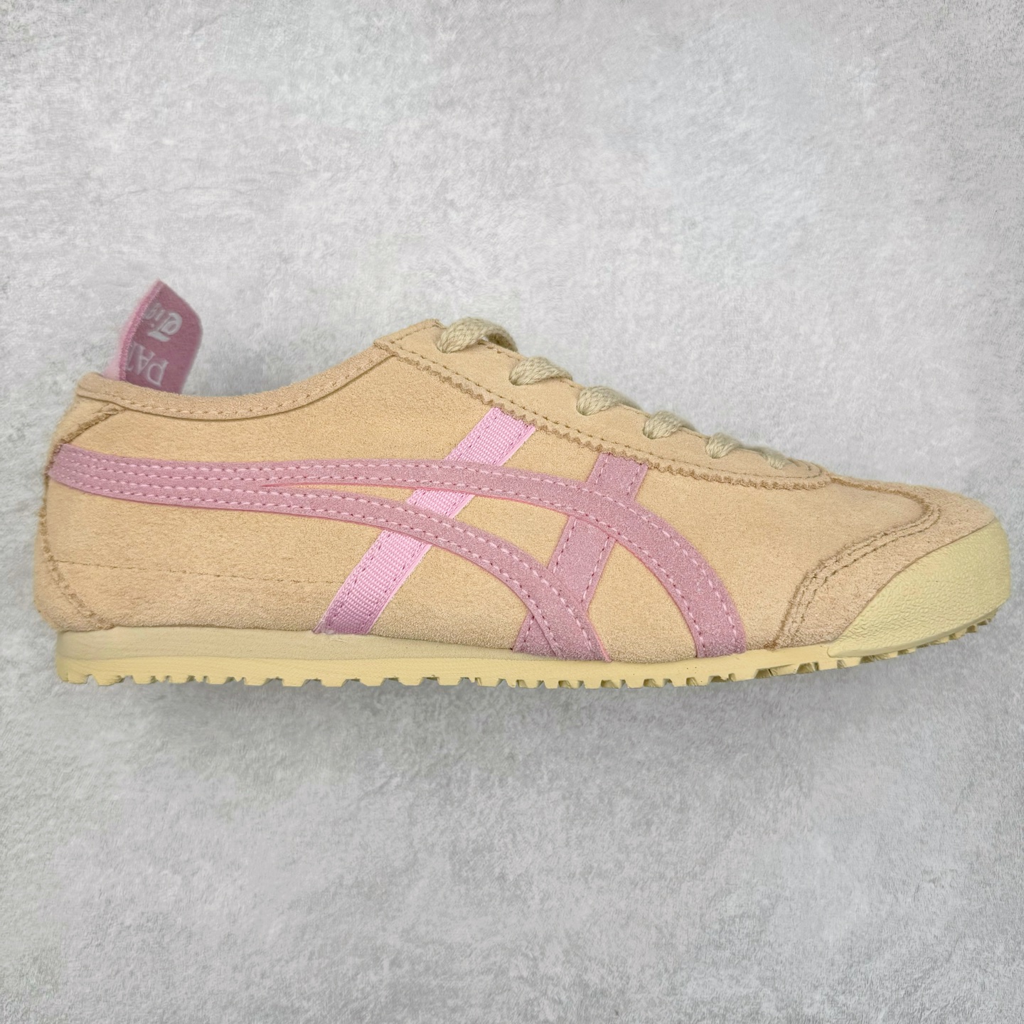 Asics Onitsuka Tiger MEXICO 66 亚瑟士鬼冢虎复古经典板鞋 市场王者选手 海外订单工厂出品 长期生产补货永不断码 超成熟稳定的做工品控 原装全套纸板楦头开发 原汁原味 完美呈现版型 私模正确鞋底咬花纹路 一比一鞋头弧度高度鞋身弧度 绝不口嗨 细节品控鞋型随意秒杀市面 原档咬花纹路私模大底 一个单元有六个三角形 总体形拼接呈现花瓣状 官方四联吊牌 原装Ortholite轻量化鞋垫 原盒原配 质保卡 说明书 钢印防尘纸 纸板中底带钢印 乳胶组合鞋垫 支持全方位的对比专柜 产品从款式颜色造型上体现出追求舒适和细节的完美 鞋类更是推崇手工制作的严谨与完美 融舒适性与可穿性的设计风格 注重细节的完美和别致魅力 既保持稳重 又不失轻松的时尚感 尺码：36 37 37.5 38 39 39.5 40 40.5 41.5 42 42.5 43.5 44 45-选品中心