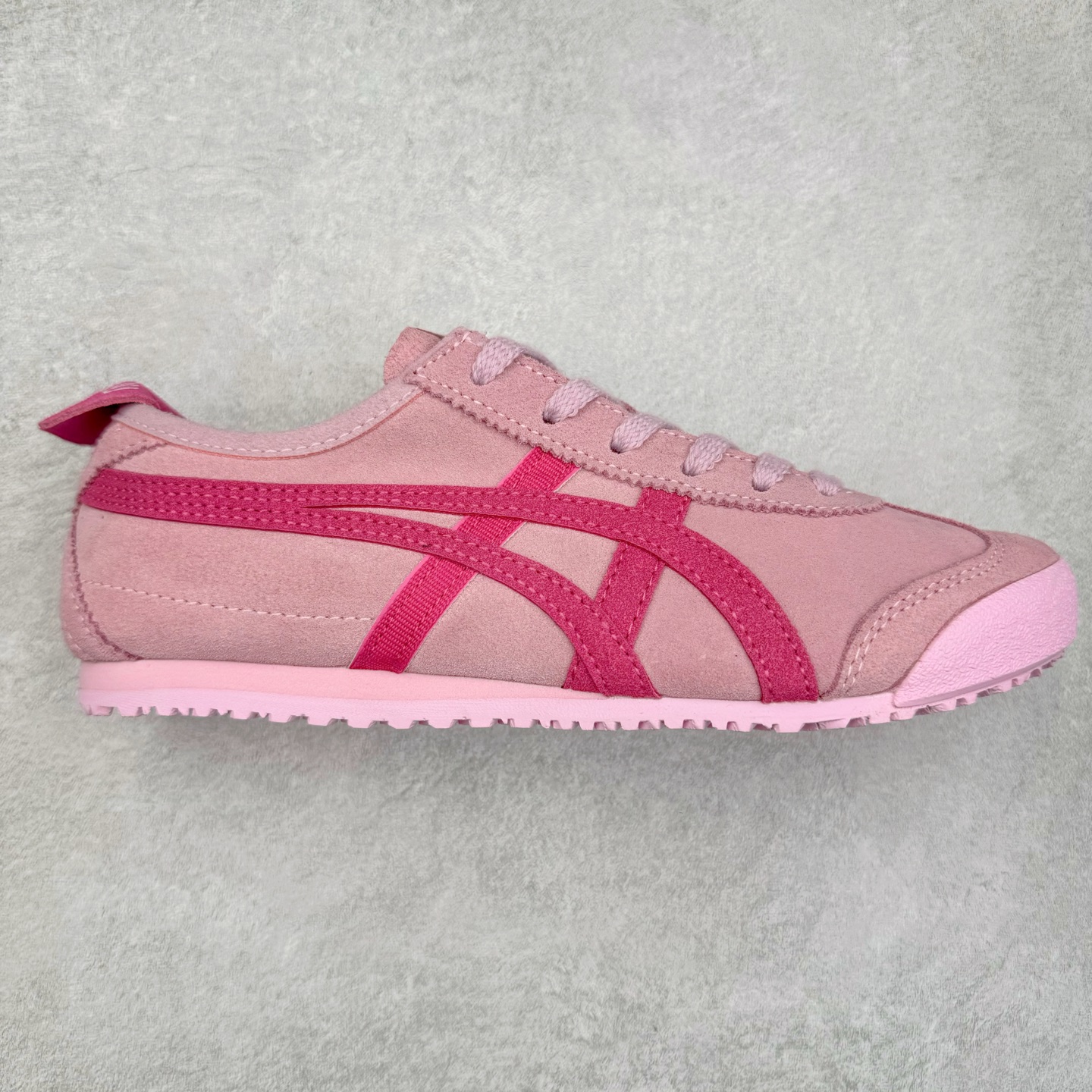 Asics Onitsuka Tiger MEXICO 66 亚瑟士鬼冢虎复古经典板鞋 市场王者选手 海外订单工厂出品 长期生产补货永不断码 超成熟稳定的做工品控 原装全套纸板楦头开发 原汁原味 完美呈现版型 私模正确鞋底咬花纹路 一比一鞋头弧度高度鞋身弧度 绝不口嗨 细节品控鞋型随意秒杀市面 原档咬花纹路私模大底 一个单元有六个三角形 总体形拼接呈现花瓣状 官方四联吊牌 原装Ortholite轻量化鞋垫 原盒原配 质保卡 说明书 钢印防尘纸 纸板中底带钢印 乳胶组合鞋垫 支持全方位的对比专柜 产品从款式颜色造型上体现出追求舒适和细节的完美 鞋类更是推崇手工制作的严谨与完美 融舒适性与可穿性的设计风格 注重细节的完美和别致魅力 既保持稳重 又不失轻松的时尚感 尺码：36 37 37.5 38 39 39.5 40 40.5 41.5 42 42.5 43.5 44 45-选品中心