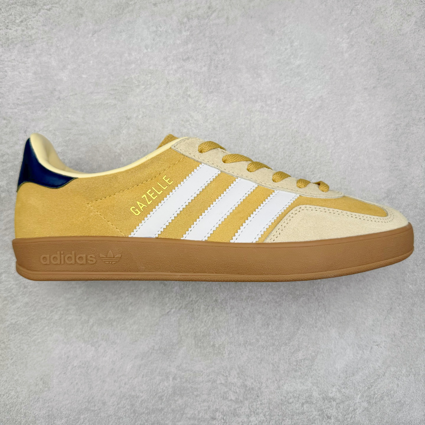 AD Gazelle Indoor Trainers 羚羊内训系列低帮复古百搭休闲运动德训风板鞋 JI3523 90年代经典的复刻版！自60年代以足球训练鞋面世以来,Gazelle就以其经典设计席卷全球。1991年版本的复刻,再造经典Gazelle。采用皮革打造,搭配浊色细节,让这款经典更加简约。尺码：36 36⅔ 37⅓ 38 38⅔ 39⅓ 40 40⅔ 41⅓ 42 42⅔ 43⅓ 44⅓ 44⅔ 45-选品中心