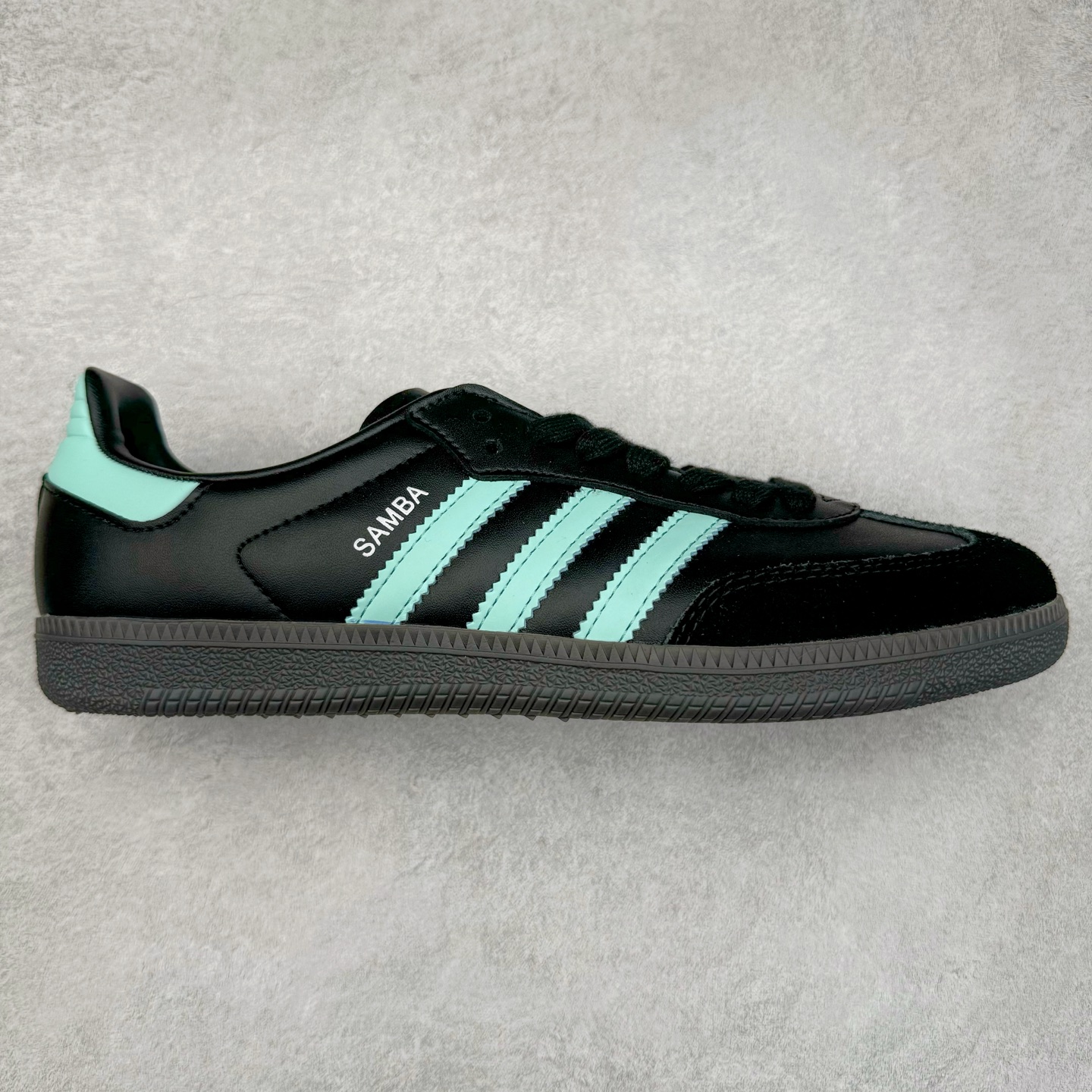 AD Original Samba OG 复古经典轻便板鞋 JR7109 这款桑巴鞋展示了高质量的工艺 带有装饰的超锁缝制和无缝的手感 柔软、柔软的皮革造型和标志性的3条纹完成了精致的外观 正规合身鞋带 鞋面上有绒面鞋垫 橡胶鞋底 享受正畸套筒软感 自50年代首次亮相以来就一直在赢得粉丝的青睐 尺码：36 36.5 37.5 38 38.5 39 40 40.5 41 42 42.5 43 44 44.5 45-选品中心