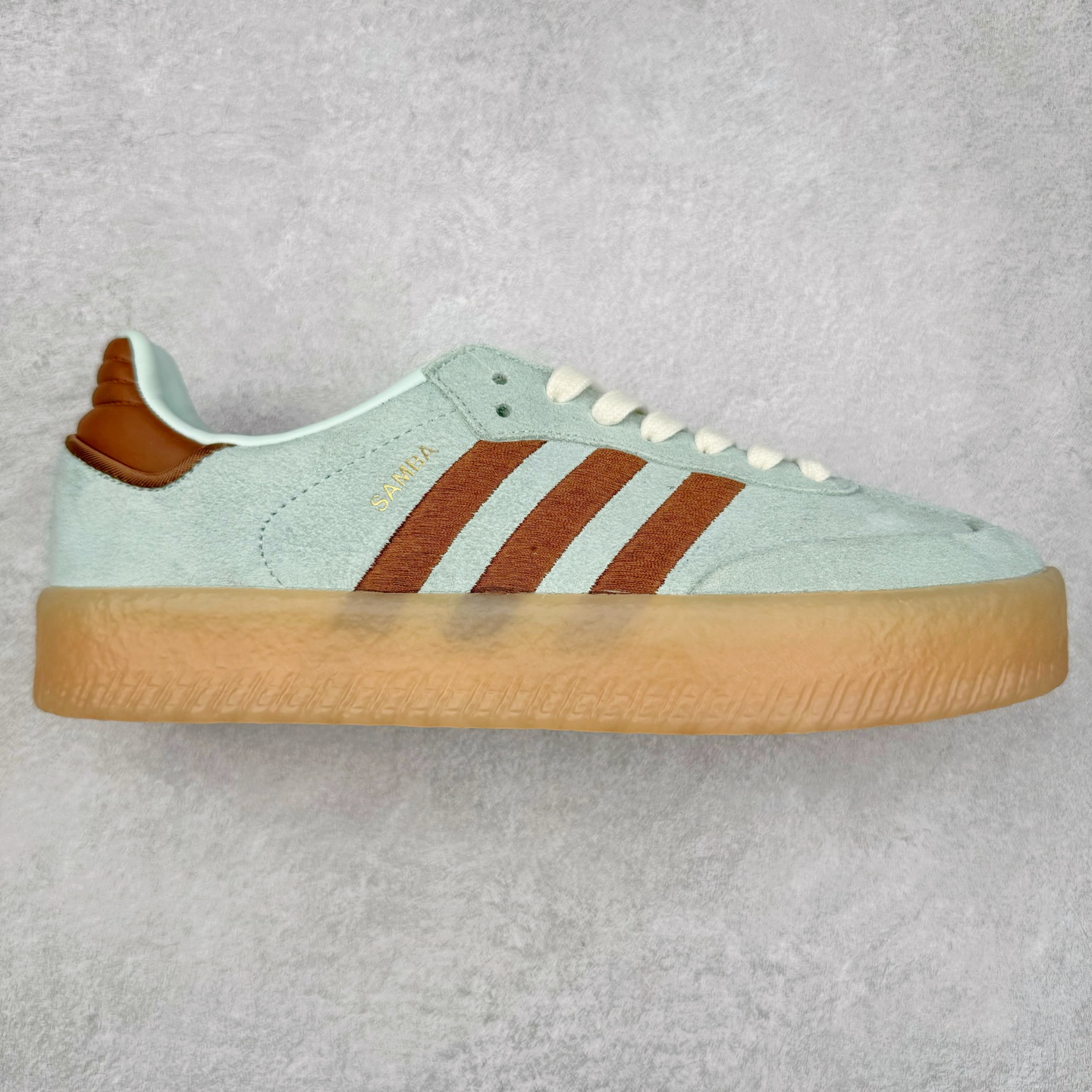 AD Samba XLG 桑巴舞加大厚底版系列德训风百搭松糕休闲运动板鞋生胶底 JH8835 自Originals Samba成功借势Blokecore风潮一跃成为街头巷尾的焦点鞋款后,不论是围绕Samba本身打造的各式「变种版本」,还是以Samba为蓝本打造联名鞋款,都成为了时尚潮流人士日常穿搭首选。Samba XLG是adidas Originals不断扩展XLG系列的一部分,旨在与年轻文化相契合,迎合那些希望通过个性时尚表达自我而不愿牺牲舒适度的年轻群体。街头时尚领域的Gen Z特别偏爱宽松的穿着风格。Samba XLG针对这一点做了创新。它在延续Samba OG经典设计的基础上,迎合年轻群体的穿着习惯,重塑为宽大的鞋身比例轮廓以及加厚中底,让消费者轻松展示自己独特的风格。全新的Samba XLG系列不仅迎合了当下年轻群体的穿搭习惯,加宽了鞋身比例以及将中底进一步增厚,在视觉比例上更加饱满,同时还保留了经典Samba的细节,这样一来,鞋迷朋友在穿搭上不仅能更加个性化,而且还能延续一定的复古感受。尺码：36 36⅔ 37⅓ 38 38⅔ 39⅓ 40 40⅔ 41⅓ 42 42⅔ 43⅓ 44 45-选品中心