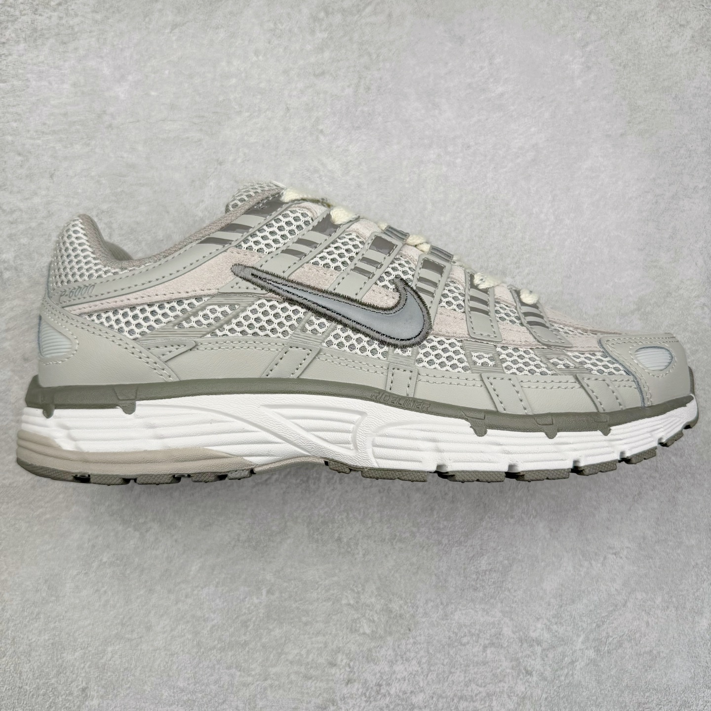 NK P-6000 系列低帮复古老爹风休闲运动舒适慢跑鞋 FN6837-012 购入原鞋原装纸板楦头开发 独家私模四层组合大底 市场唯一正确版本 良心定价 新配色陆续出货 进口三文治网面 融合 Pegasus 过往运动鞋设计 助力 21 世纪早期跑步运动跃升时尚新高度 采用透气网眼布、运动风格线条和耐穿覆面 兼具吸睛外观和舒适感受 中底泡绵以田径赛道为灵感 打造厚实设计 缔造出众缓震性能 尺码：36 36.5 37.5 38 38.5 39 40 40.5 41 42 42.5 43 44 44.5 45-选品中心