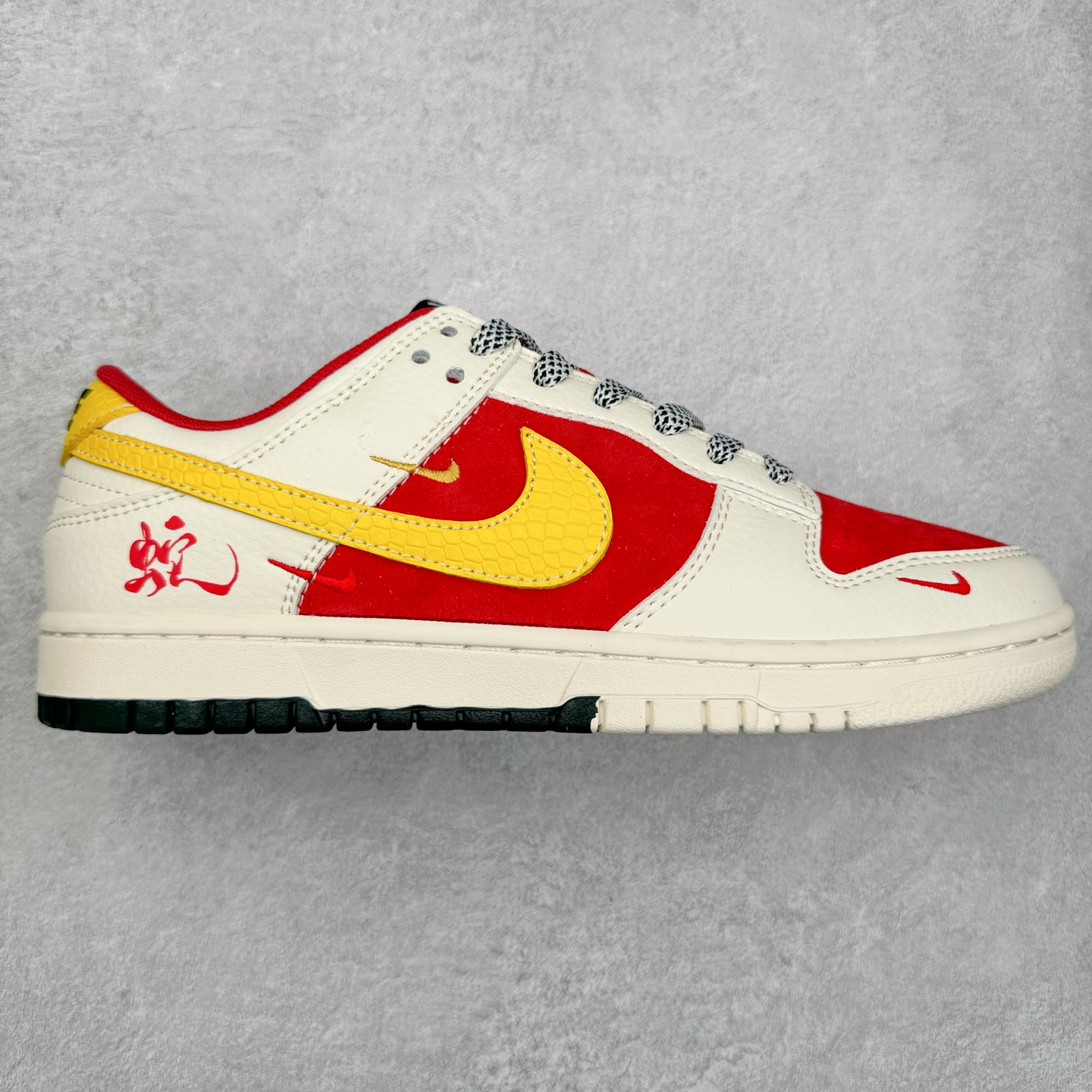 NK Dunk Low 定制配色 SJ2258-016 大厂出品 极力推荐 原装头层材料 独家版型蒸餾加工帶來的是更好的视觉和脚感体验大厂纯原品质出货 清洁度 电绣工艺 皮料切割干净无任何毛边 细节完美 实拍调校N版已经零色差零失真 百分百还原实物色彩所见即所得 不存在货不对板色差等低级问题 选购参考实物拍摄 不混卖不参货 只用心做好货严格选品 承诺混一赔十 尺码：36 36.5 37.5 38 38.5 39 40 40.5 41 42 42.5 43 44 44.5 45-选品中心