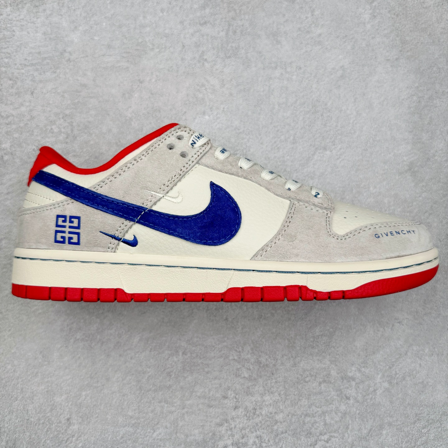 NK Dunk Low 定制配色 CF3688-033 大厂出品 极力推荐 原装头层材料 独家版型蒸餾加工帶來的是更好的视觉和脚感体验大厂纯原品质出货 清洁度 电绣工艺 皮料切割干净无任何毛边 细节完美 实拍调校N版已经零色差零失真 百分百还原实物色彩所见即所得 不存在货不对板色差等低级问题 选购参考实物拍摄 不混卖不参货 只用心做好货严格选品 承诺混一赔十 尺码：36 36.5 37.5 38 38.5 39 40 40.5 41 42 42.5 43 44 44.5 45-选品中心