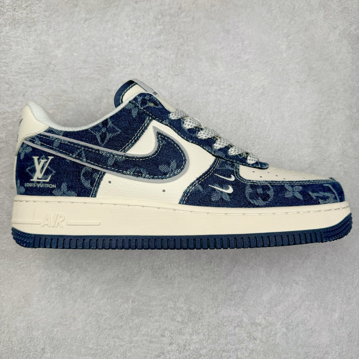 NK Air Force 1´07 Low 空军一号低帮百搭休闲运动板鞋 SJ2088-003 柔软、弹性十足的缓震性能和出色的中底设计 横跨复古与现代的外型结合 造就出风靡全球 三十多年的Force 1 直到今天还深受青睐 实拍调校N版已经零色差零失真 百分百还原实物色彩所见即所得 不存在货不对板色差等低级问题 选购参考实物拍摄 不混卖不参货 只用心做好货严格选品 承诺混一赔十 尺码：36 36.5 37.5 38 38.5 39 40 40.5 41 42 42.5 43 44 44.5 45-选品中心