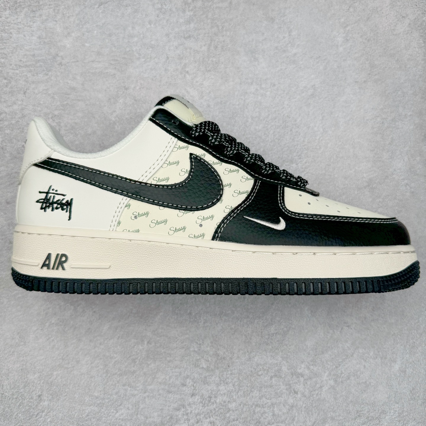 NK Air Force 1´07 Low 空军一号低帮百搭休闲运动板鞋 HH7518-045 柔软、弹性十足的缓震性能和出色的中底设计 横跨复古与现代的外型结合 造就出风靡全球 三十多年的Force 1 直到今天还深受青睐 实拍调校N版已经零色差零失真 百分百还原实物色彩所见即所得 不存在货不对板色差等低级问题 选购参考实物拍摄 不混卖不参货 只用心做好货严格选品 承诺混一赔十 尺码：36 36.5 37.5 38 38.5 39 40 40.5 41 42 42.5 43 44 44.5 45-选品中心