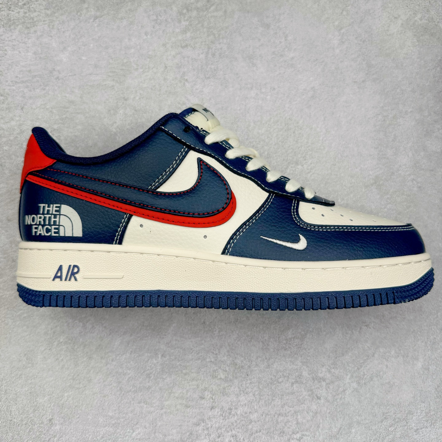 NK Air Force 1´07 Low 空军一号低帮百搭休闲运动板鞋 XS1958-521 柔软、弹性十足的缓震性能和出色的中底设计 横跨复古与现代的外型结合 造就出风靡全球 三十多年的Force 1 直到今天还深受青睐 实拍调校N版已经零色差零失真 百分百还原实物色彩所见即所得 不存在货不对板色差等低级问题 选购参考实物拍摄 不混卖不参货 只用心做好货严格选品 承诺混一赔十 尺码：36 36.5 37.5 38 38.5 39 40 40.5 41 42 42.5 43 44 44.5 45-选品中心