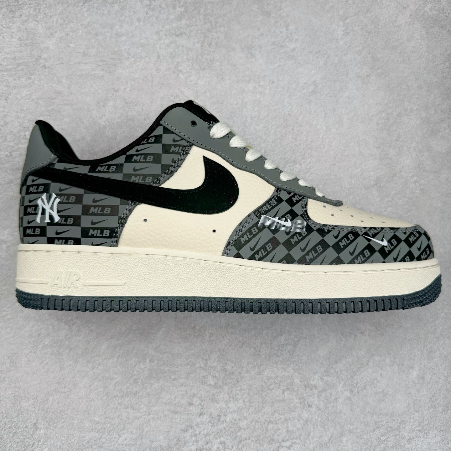 NK Air Force 1´07 Low 空军一号低帮百搭休闲运动板鞋 DF0188-038 柔软、弹性十足的缓震性能和出色的中底设计 横跨复古与现代的外型结合 造就出风靡全球 三十多年的Force 1 直到今天还深受青睐 实拍调校N版已经零色差零失真 百分百还原实物色彩所见即所得 不存在货不对板色差等低级问题 选购参考实物拍摄 不混卖不参货 只用心做好货严格选品 承诺混一赔十 尺码：36 36.5 37.5 38 38.5 39 40 40.5 41 42 42.5 43 44 44.5 45-选品中心