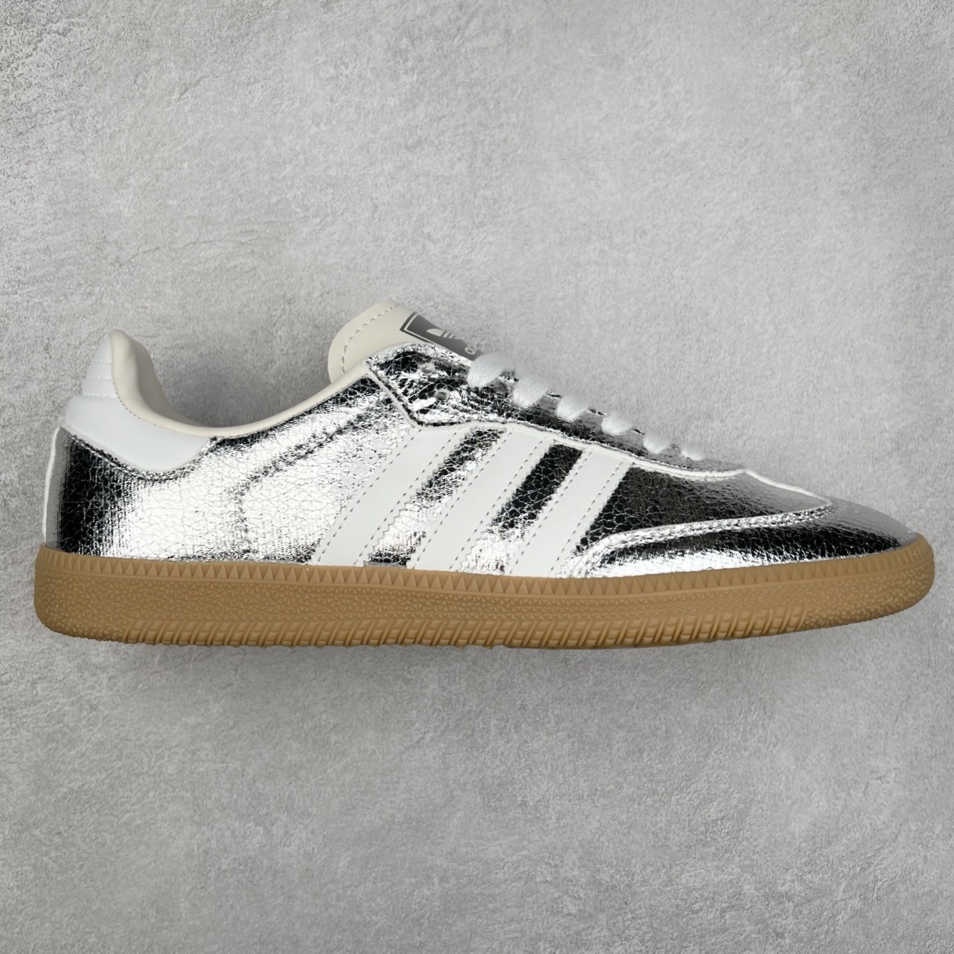 AD Original Samba OG 复古经典轻便板鞋 JR0035 这款桑巴鞋展示了高质量的工艺 带有装饰的超锁缝制和无缝的手感 柔软、柔软的皮革造型和标志性的3条纹完成了精致的外观 正规合身鞋带 鞋面上有绒面鞋垫 橡胶鞋底 享受正畸套筒软感 自50年代首次亮相以来就一直在赢得粉丝的青睐 尺码：36 36.5 37.5 38 38.5 39 40 40.5 41 42 42.5 43 44 44.5 45-选品中心