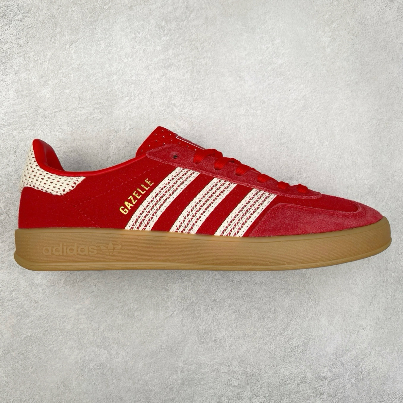 AD Gazelle Indoor Trainers 羚羊内训系列低帮复古百搭休闲运动德训风板鞋 JI2756 90年代经典的复刻版！自60年代以足球训练鞋面世以来,Gazelle就以其经典设计席卷全球。1991年版本的复刻,再造经典Gazelle。采用皮革打造,搭配浊色细节,让这款经典更加简约。尺码：36 36⅔ 37⅓ 38 38⅔ 39⅓ 40 40⅔ 41⅓ 42 42⅔ 43⅓ 44⅓ 44⅔ 45-选品中心