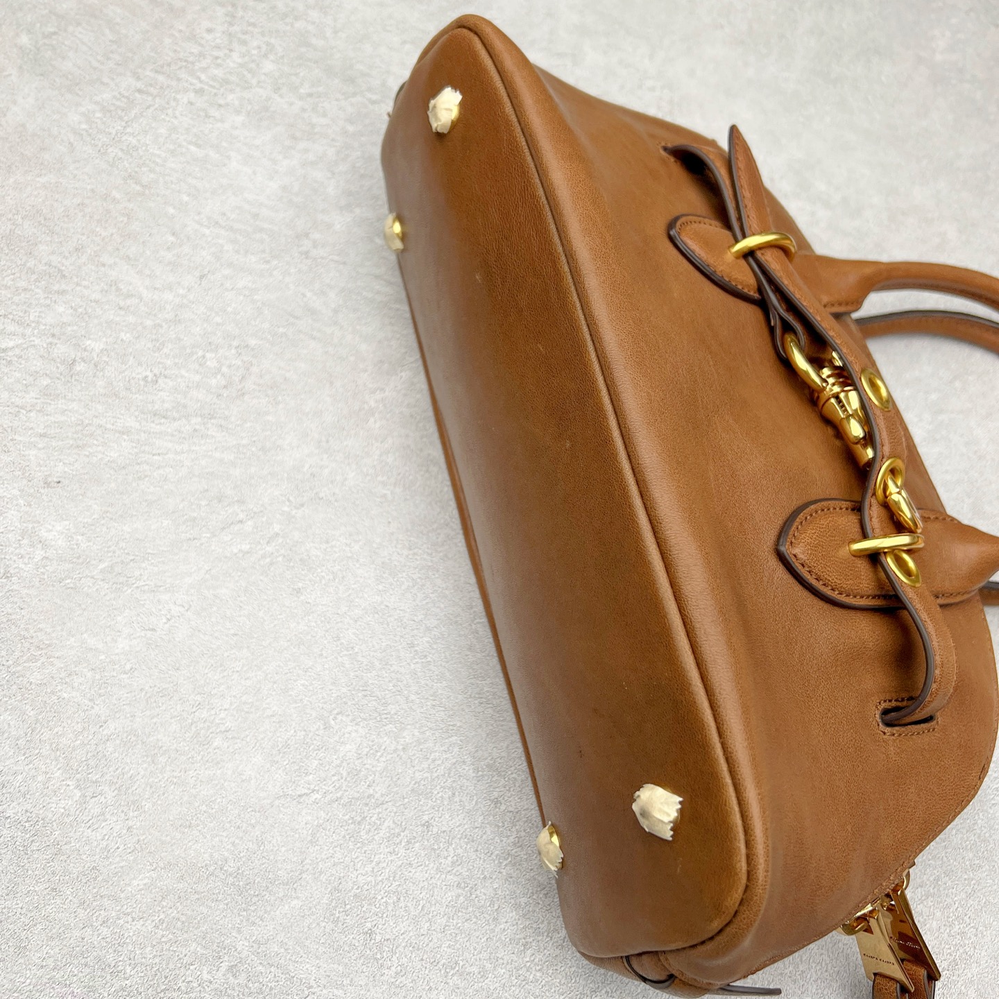 图片[5]-最新王炸的Miu贝壳包｜明星、博主爆推｜ Yuan厂皮采用意大利纯进口的半植鞣羊皮，到手近距离接触感受皮料质感，每一寸纹理都体现天然皮革的奢雅气质，如婴儿的肌肤，细腻顺滑，皮质纹理自然流畅。 独家定制开模，复古做旧的五金拿到手就有种故事感。 五金采用柔和又细腻的香槟金色，logo刻字清晰无比，粗细均匀 其余辅料也是独家定制，目前市场最顶配置，可随意对比 尺寸：28*16.5*10CM-选品中心