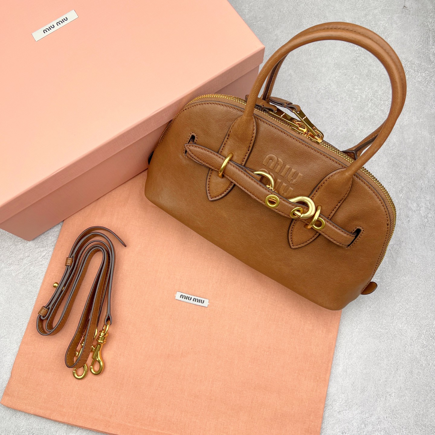 图片[9]-最新王炸的Miu贝壳包｜明星、博主爆推｜ Yuan厂皮采用意大利纯进口的半植鞣羊皮，到手近距离接触感受皮料质感，每一寸纹理都体现天然皮革的奢雅气质，如婴儿的肌肤，细腻顺滑，皮质纹理自然流畅。 独家定制开模，复古做旧的五金拿到手就有种故事感。 五金采用柔和又细腻的香槟金色，logo刻字清晰无比，粗细均匀 其余辅料也是独家定制，目前市场最顶配置，可随意对比 尺寸：28*16.5*10CM-选品中心