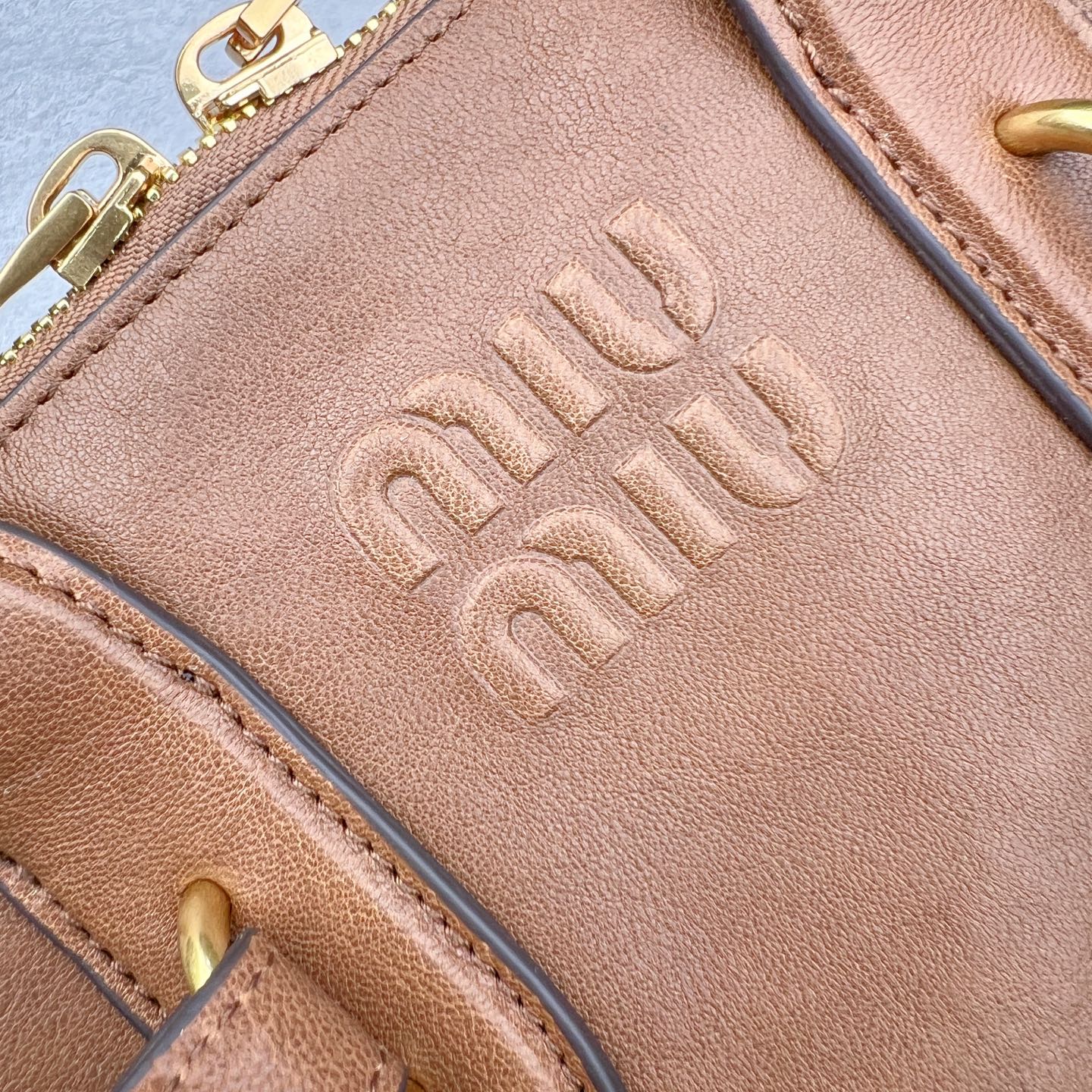 图片[3]-最新王炸的Miu贝壳包｜明星、博主爆推｜ Yuan厂皮采用意大利纯进口的半植鞣羊皮，到手近距离接触感受皮料质感，每一寸纹理都体现天然皮革的奢雅气质，如婴儿的肌肤，细腻顺滑，皮质纹理自然流畅。 独家定制开模，复古做旧的五金拿到手就有种故事感。 五金采用柔和又细腻的香槟金色，logo刻字清晰无比，粗细均匀 其余辅料也是独家定制，目前市场最顶配置，可随意对比 尺寸：28*16.5*10CM-选品中心