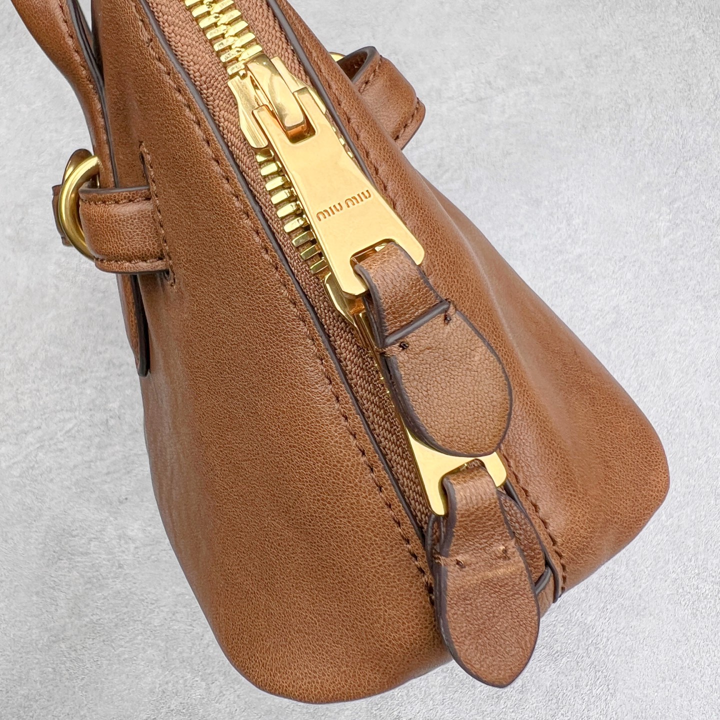 图片[4]-最新王炸的Miu贝壳包｜明星、博主爆推｜ Yuan厂皮采用意大利纯进口的半植鞣羊皮，到手近距离接触感受皮料质感，每一寸纹理都体现天然皮革的奢雅气质，如婴儿的肌肤，细腻顺滑，皮质纹理自然流畅。 独家定制开模，复古做旧的五金拿到手就有种故事感。 五金采用柔和又细腻的香槟金色，logo刻字清晰无比，粗细均匀 其余辅料也是独家定制，目前市场最顶配置，可随意对比 尺寸：28*16.5*10CM-选品中心