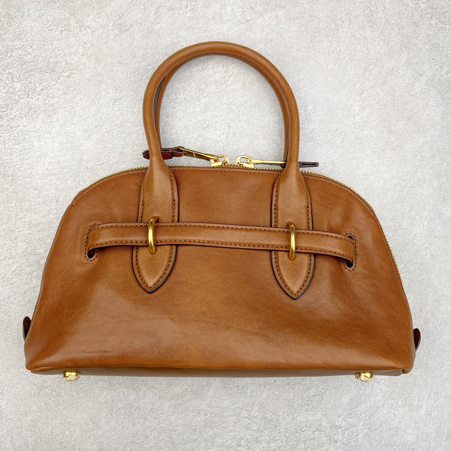 图片[2]-最新王炸的Miu贝壳包｜明星、博主爆推｜ Yuan厂皮采用意大利纯进口的半植鞣羊皮，到手近距离接触感受皮料质感，每一寸纹理都体现天然皮革的奢雅气质，如婴儿的肌肤，细腻顺滑，皮质纹理自然流畅。 独家定制开模，复古做旧的五金拿到手就有种故事感。 五金采用柔和又细腻的香槟金色，logo刻字清晰无比，粗细均匀 其余辅料也是独家定制，目前市场最顶配置，可随意对比 尺寸：28*16.5*10CM-选品中心