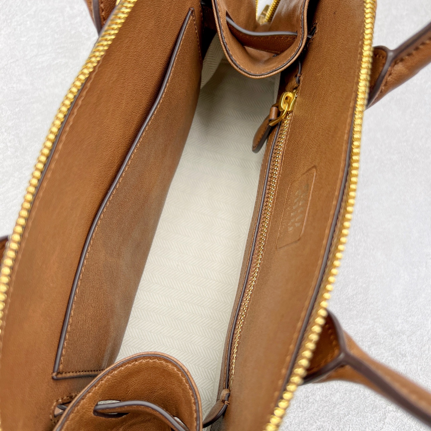 图片[6]-最新王炸的Miu贝壳包｜明星、博主爆推｜ Yuan厂皮采用意大利纯进口的半植鞣羊皮，到手近距离接触感受皮料质感，每一寸纹理都体现天然皮革的奢雅气质，如婴儿的肌肤，细腻顺滑，皮质纹理自然流畅。 独家定制开模，复古做旧的五金拿到手就有种故事感。 五金采用柔和又细腻的香槟金色，logo刻字清晰无比，粗细均匀 其余辅料也是独家定制，目前市场最顶配置，可随意对比 尺寸：28*16.5*10CM-选品中心