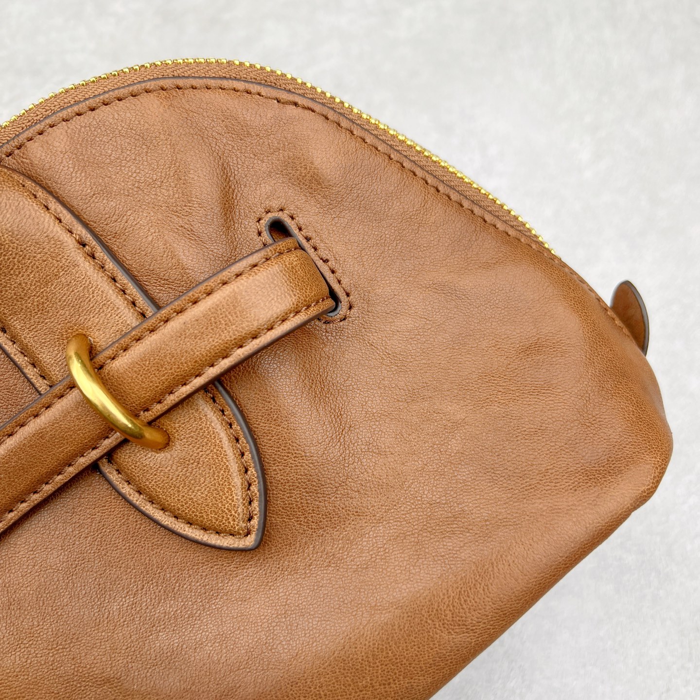 图片[8]-最新王炸的Miu贝壳包｜明星、博主爆推｜ Yuan厂皮采用意大利纯进口的半植鞣羊皮，到手近距离接触感受皮料质感，每一寸纹理都体现天然皮革的奢雅气质，如婴儿的肌肤，细腻顺滑，皮质纹理自然流畅。 独家定制开模，复古做旧的五金拿到手就有种故事感。 五金采用柔和又细腻的香槟金色，logo刻字清晰无比，粗细均匀 其余辅料也是独家定制，目前市场最顶配置，可随意对比 尺寸：28*16.5*10CM-选品中心