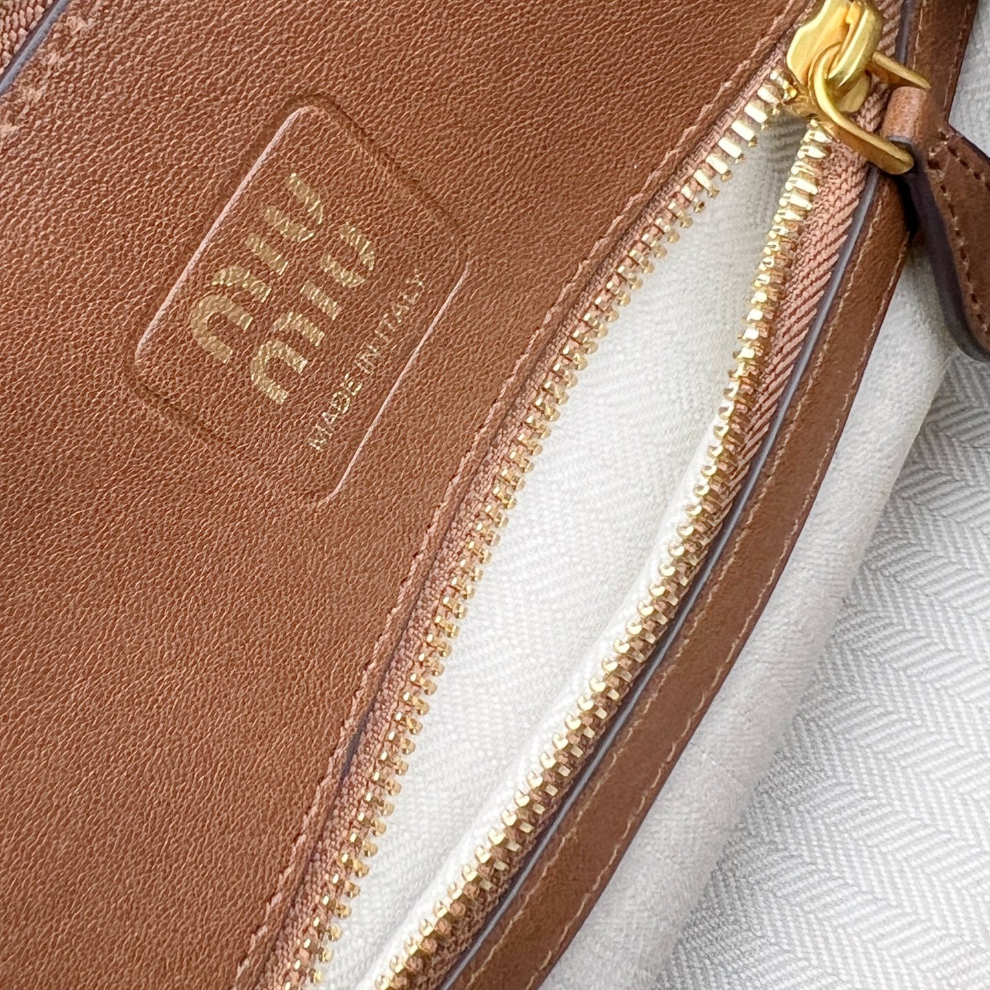 图片[7]-最新王炸的Miu贝壳包｜明星、博主爆推｜ Yuan厂皮采用意大利纯进口的半植鞣羊皮，到手近距离接触感受皮料质感，每一寸纹理都体现天然皮革的奢雅气质，如婴儿的肌肤，细腻顺滑，皮质纹理自然流畅。 独家定制开模，复古做旧的五金拿到手就有种故事感。 五金采用柔和又细腻的香槟金色，logo刻字清晰无比，粗细均匀 其余辅料也是独家定制，目前市场最顶配置，可随意对比 尺寸：28*16.5*10CM-选品中心