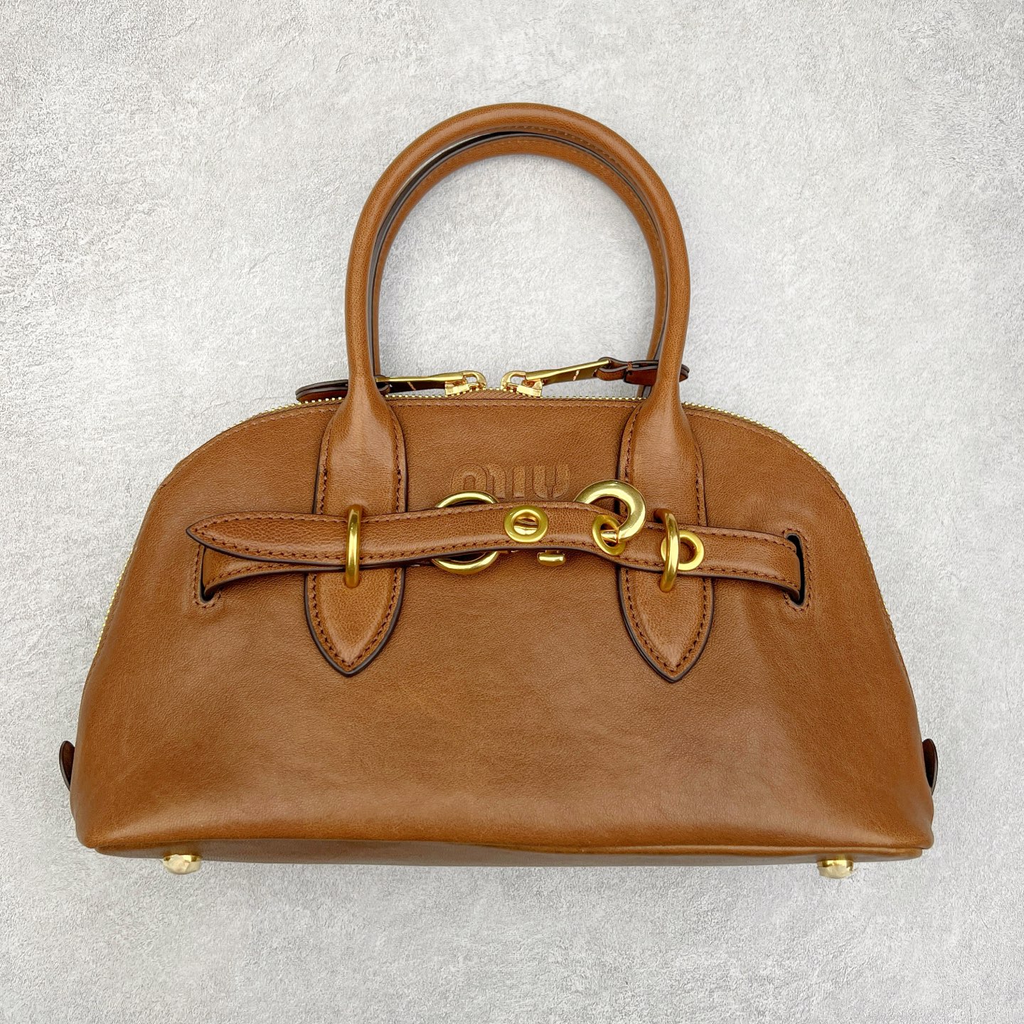 最新王炸的Miu贝壳包|明星、博主爆推| Yuan厂皮采用意大利纯进口的半植鞣羊皮,到手近距离接触感受皮料质感,每一寸纹理都体现天然皮革的奢雅气质,如婴儿的肌肤,细腻顺滑,皮质纹理自然流畅。 独家定制开模,复古做旧的五金拿到手就有种故事感。 五金采用柔和又细腻的香槟金色,logo刻字清晰无比,粗细均匀 其余辅料也是独家定制,目前市场最顶配置,可随意对比 尺寸:28*16.5*10CM-选品中心