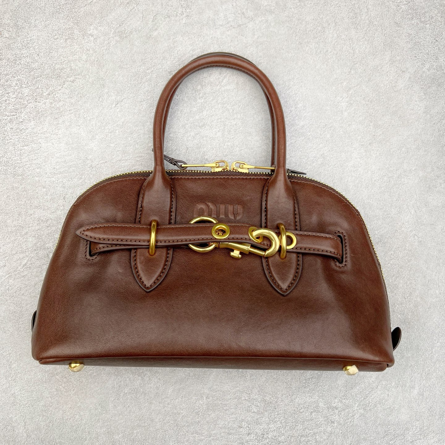 最新王炸的Miu贝壳包|明星、博主爆推| Yuan厂皮采用意大利纯进口的半植鞣羊皮,到手近距离接触感受皮料质感,每一寸纹理都体现天然皮革的奢雅气质,如婴儿的肌肤,细腻顺滑,皮质纹理自然流畅。 独家定制开模,复古做旧的五金拿到手就有种故事感。 五金采用柔和又细腻的香槟金色,logo刻字清晰无比,粗细均匀 其余辅料也是独家定制,目前市场最顶配置,可随意对比 尺寸:28*16.5*10CM-选品中心