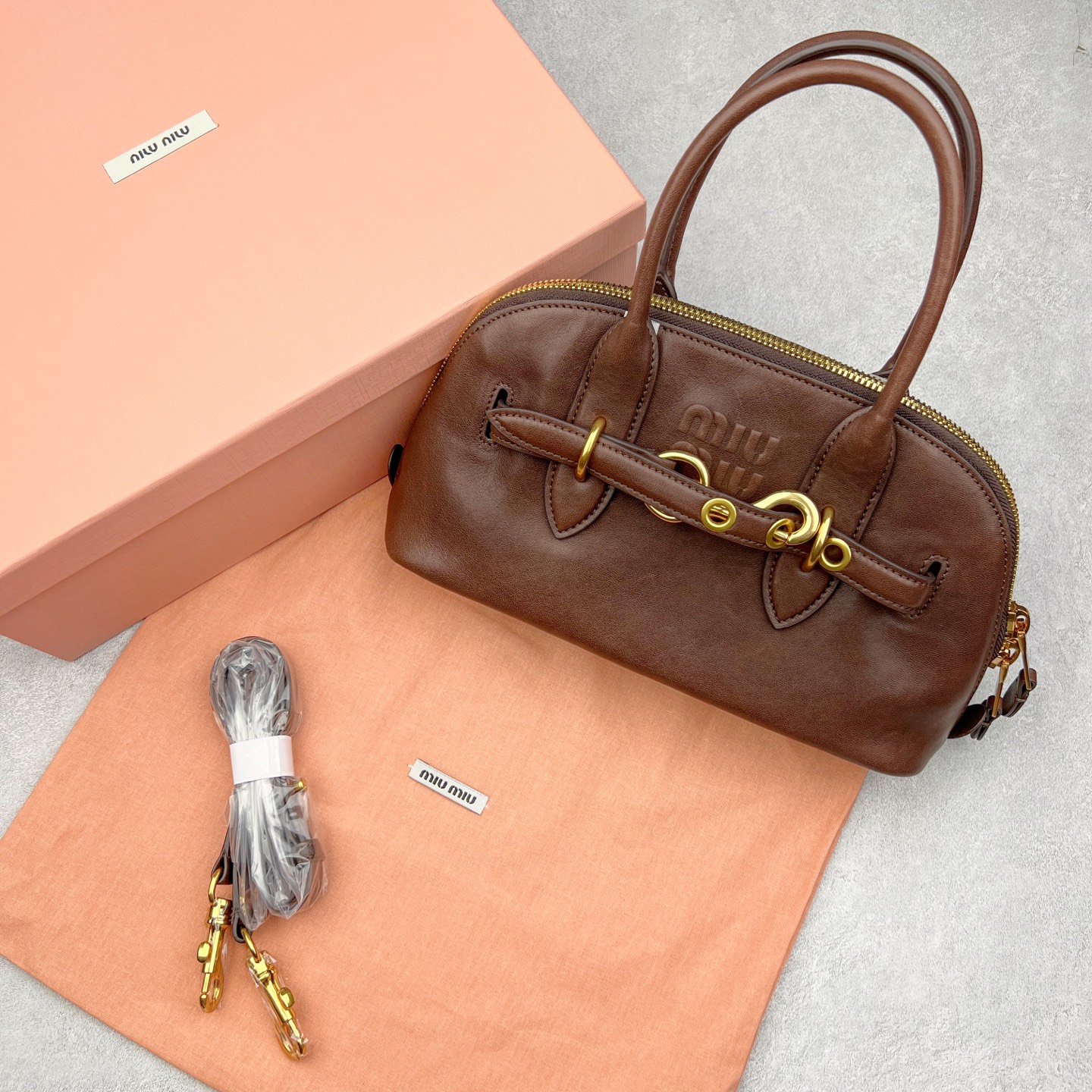图片[3]-最新王炸的Miu贝壳包｜明星、博主爆推｜ Yuan厂皮采用意大利纯进口的半植鞣羊皮，到手近距离接触感受皮料质感，每一寸纹理都体现天然皮革的奢雅气质，如婴儿的肌肤，细腻顺滑，皮质纹理自然流畅。 独家定制开模，复古做旧的五金拿到手就有种故事感。 五金采用柔和又细腻的香槟金色，logo刻字清晰无比，粗细均匀 其余辅料也是独家定制，目前市场最顶配置，可随意对比 尺寸：28*16.5*10CM-选品中心