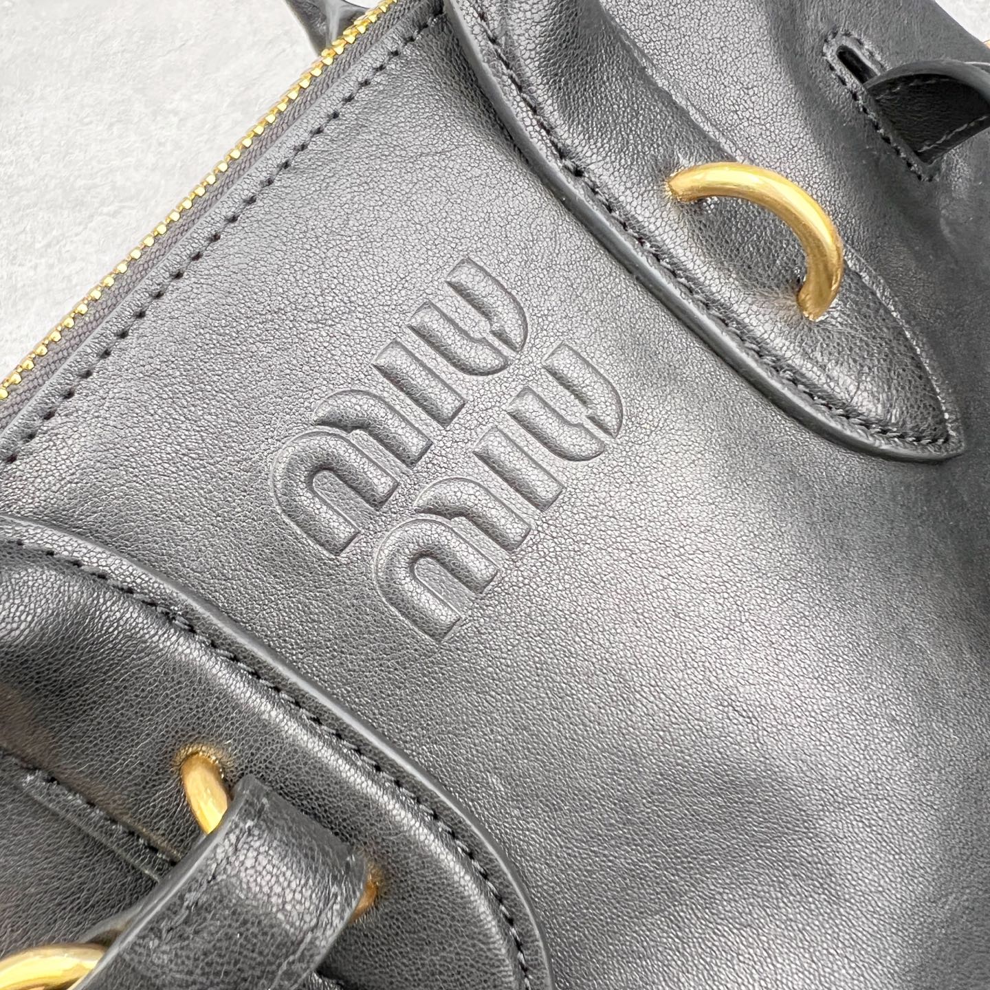 图片[9]-最新王炸的Miu贝壳包｜明星、博主爆推｜ Yuan厂皮采用意大利纯进口的半植鞣羊皮，到手近距离接触感受皮料质感，每一寸纹理都体现天然皮革的奢雅气质，如婴儿的肌肤，细腻顺滑，皮质纹理自然流畅。 独家定制开模，复古做旧的五金拿到手就有种故事感。 五金采用柔和又细腻的香槟金色，logo刻字清晰无比，粗细均匀 其余辅料也是独家定制，目前市场最顶配置，可随意对比 尺寸：28*16.5*10CM-选品中心