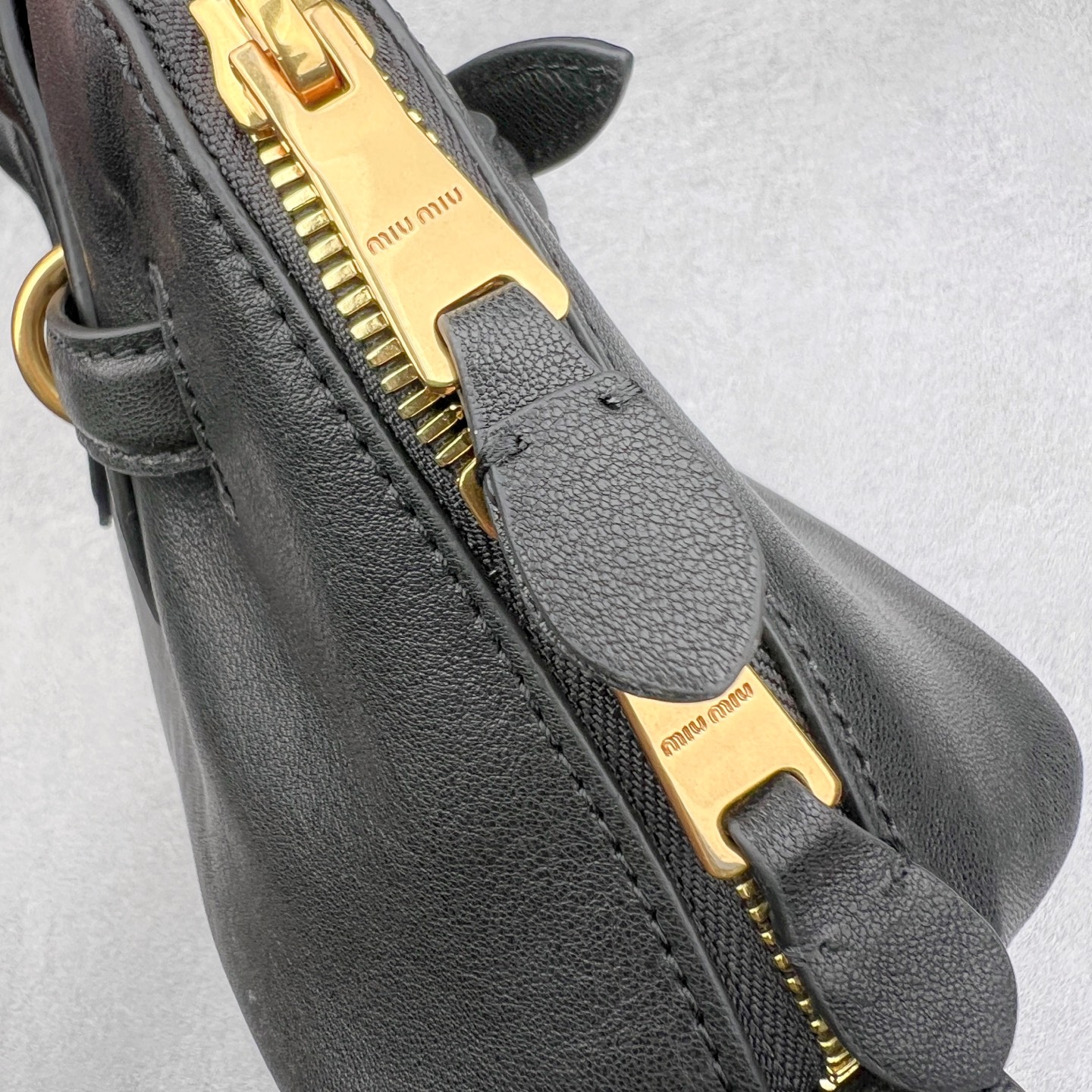 图片[7]-最新王炸的Miu贝壳包｜明星、博主爆推｜ Yuan厂皮采用意大利纯进口的半植鞣羊皮，到手近距离接触感受皮料质感，每一寸纹理都体现天然皮革的奢雅气质，如婴儿的肌肤，细腻顺滑，皮质纹理自然流畅。 独家定制开模，复古做旧的五金拿到手就有种故事感。 五金采用柔和又细腻的香槟金色，logo刻字清晰无比，粗细均匀 其余辅料也是独家定制，目前市场最顶配置，可随意对比 尺寸：28*16.5*10CM-选品中心